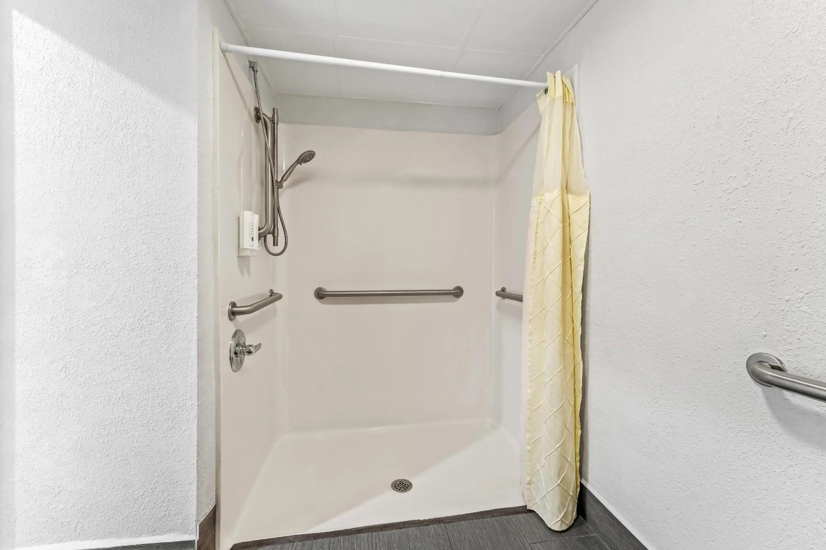 Bedroom in Quality Inn & Suites near Robins Air Force Base