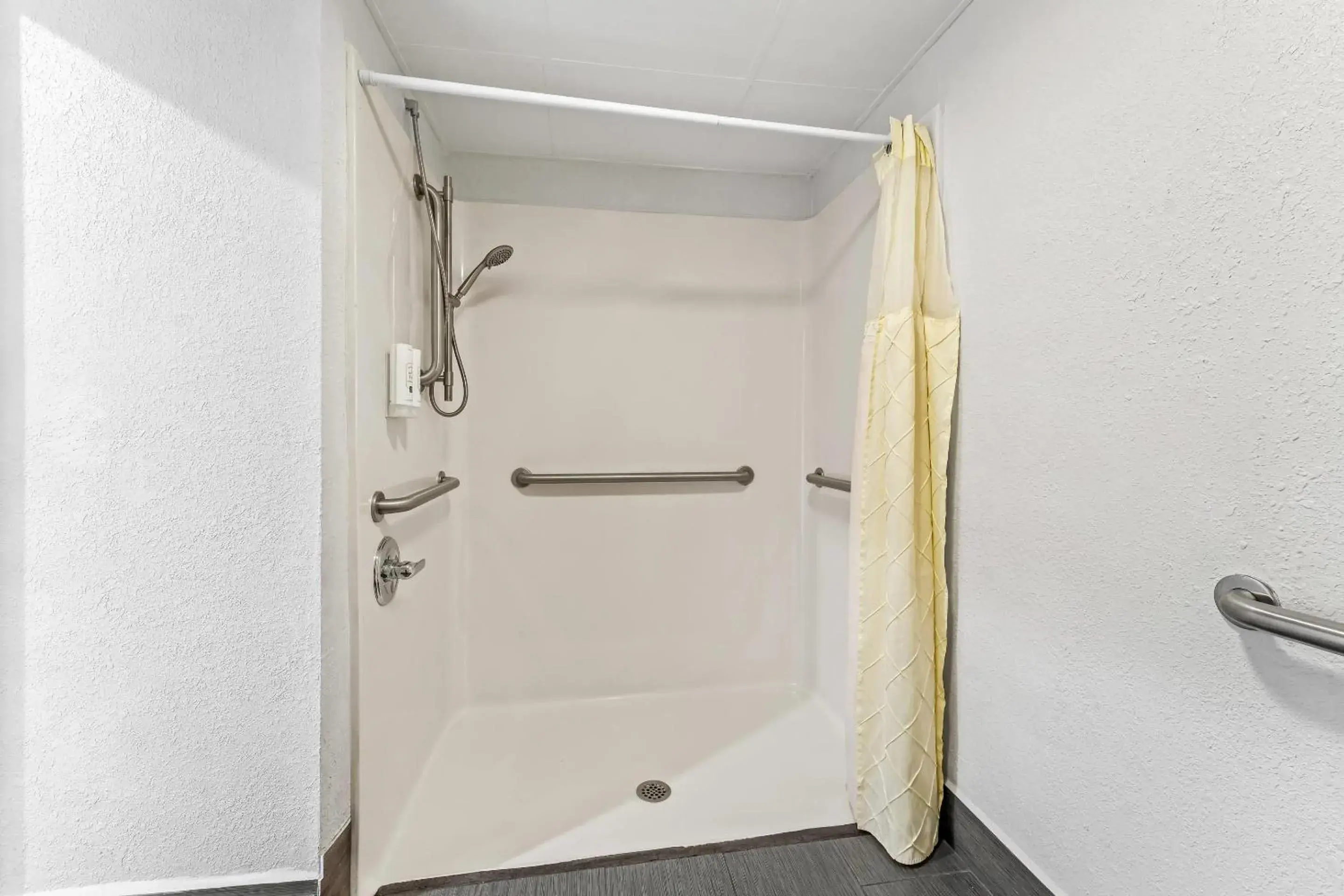 King Room - Disability Access/Non-Smoking in Quality Inn & Suites near Robins Air Force Base King Room - Disability Access/Non-Smoking in Quality Inn & Suites near Robins Air Force Base