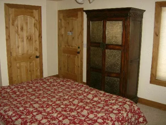 Photo of the whole room, Bed in Stone Canyon Inn
