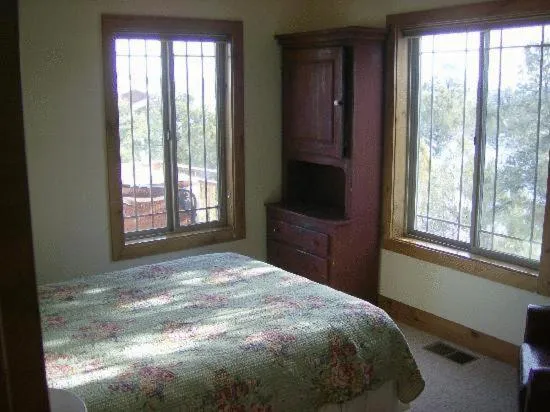 Decorative detail, Bed in Stone Canyon Inn