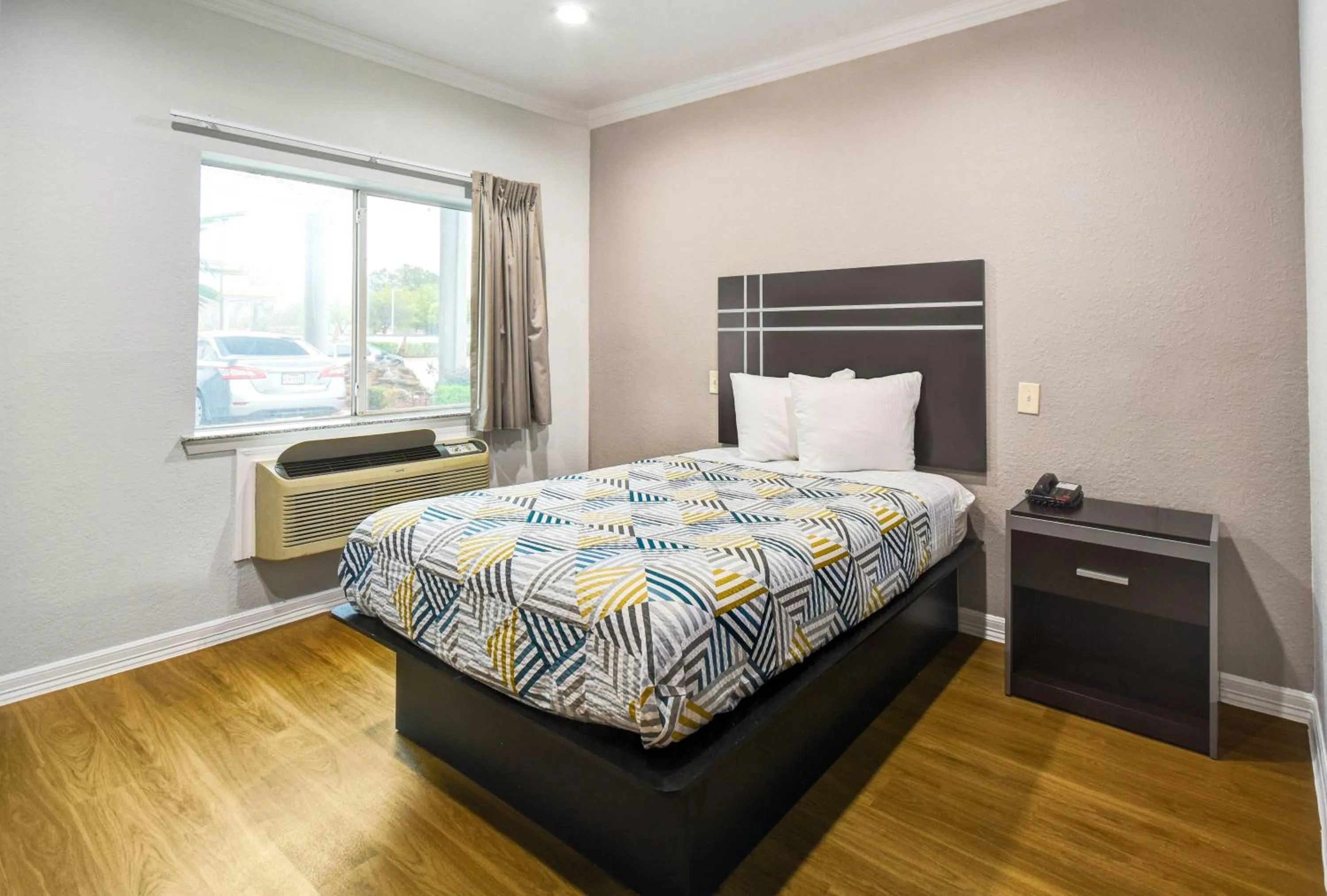 Bedroom, Bed in Motel 6 Humble, TX - Houston International Airport