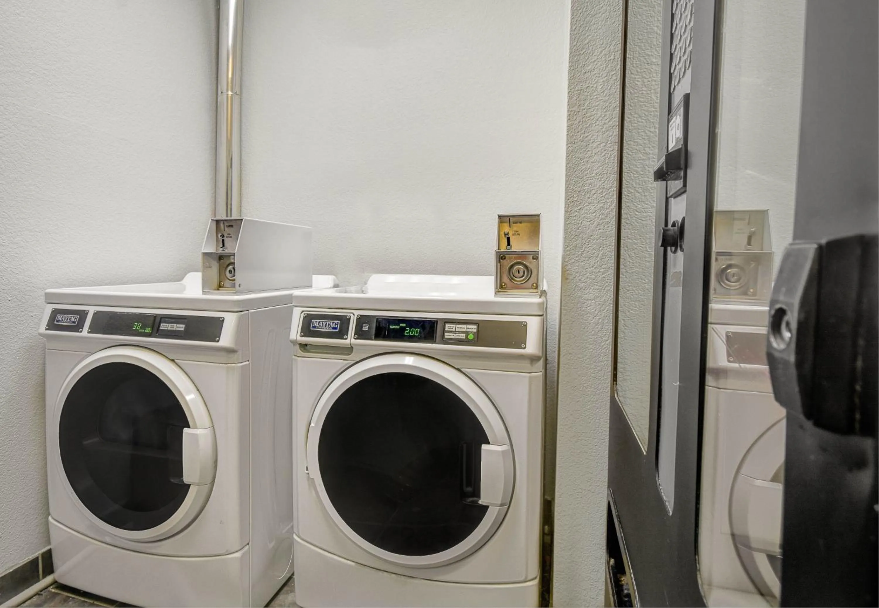 washing machine in Motel 6 Humble, TX - Houston International Airport