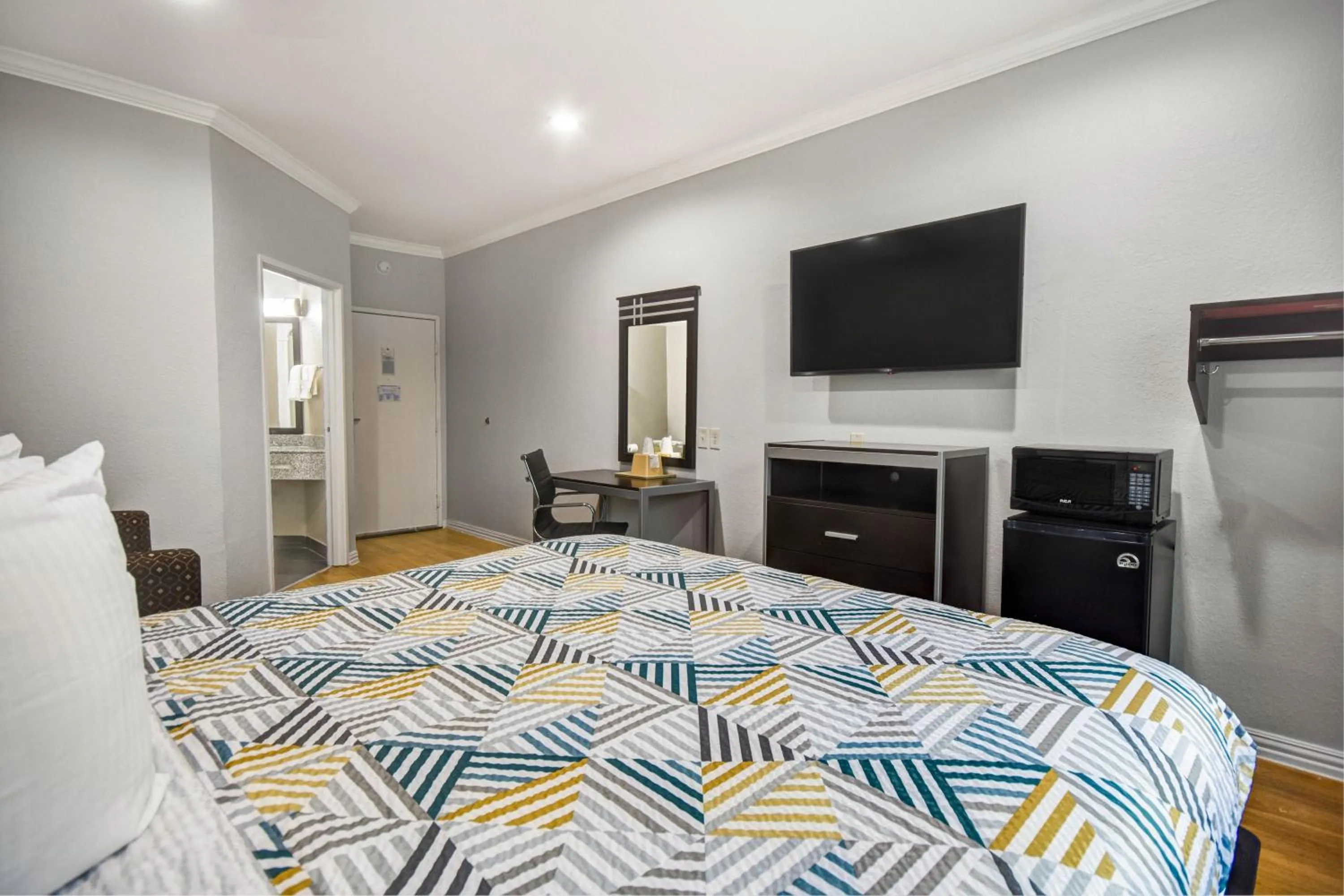 Bedroom, Bed in Motel 6 Humble, TX - Houston International Airport