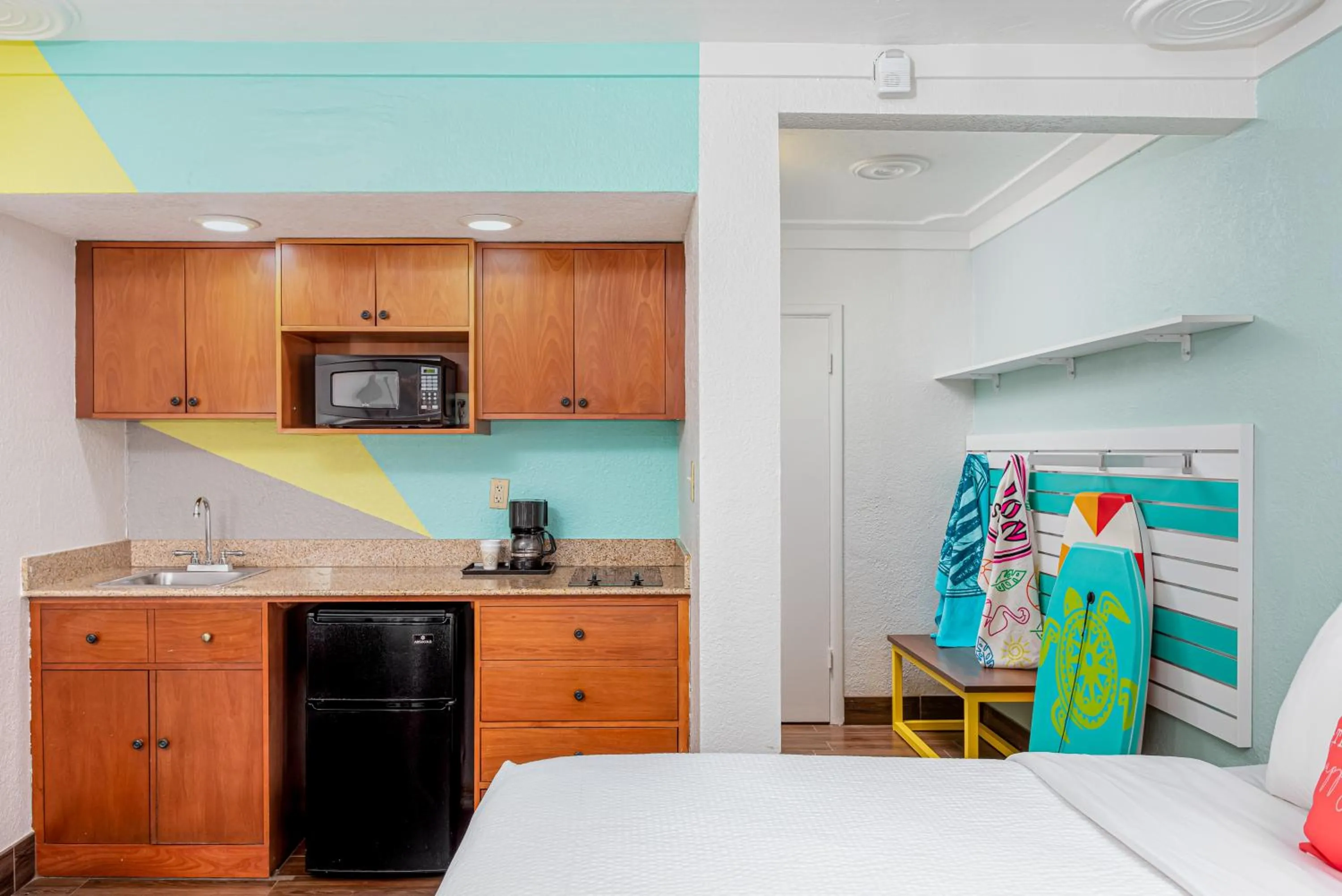 Kitchen or kitchenette, Bed in Beachside Hotel & Suites Cocoa Beach - Port Canaveral