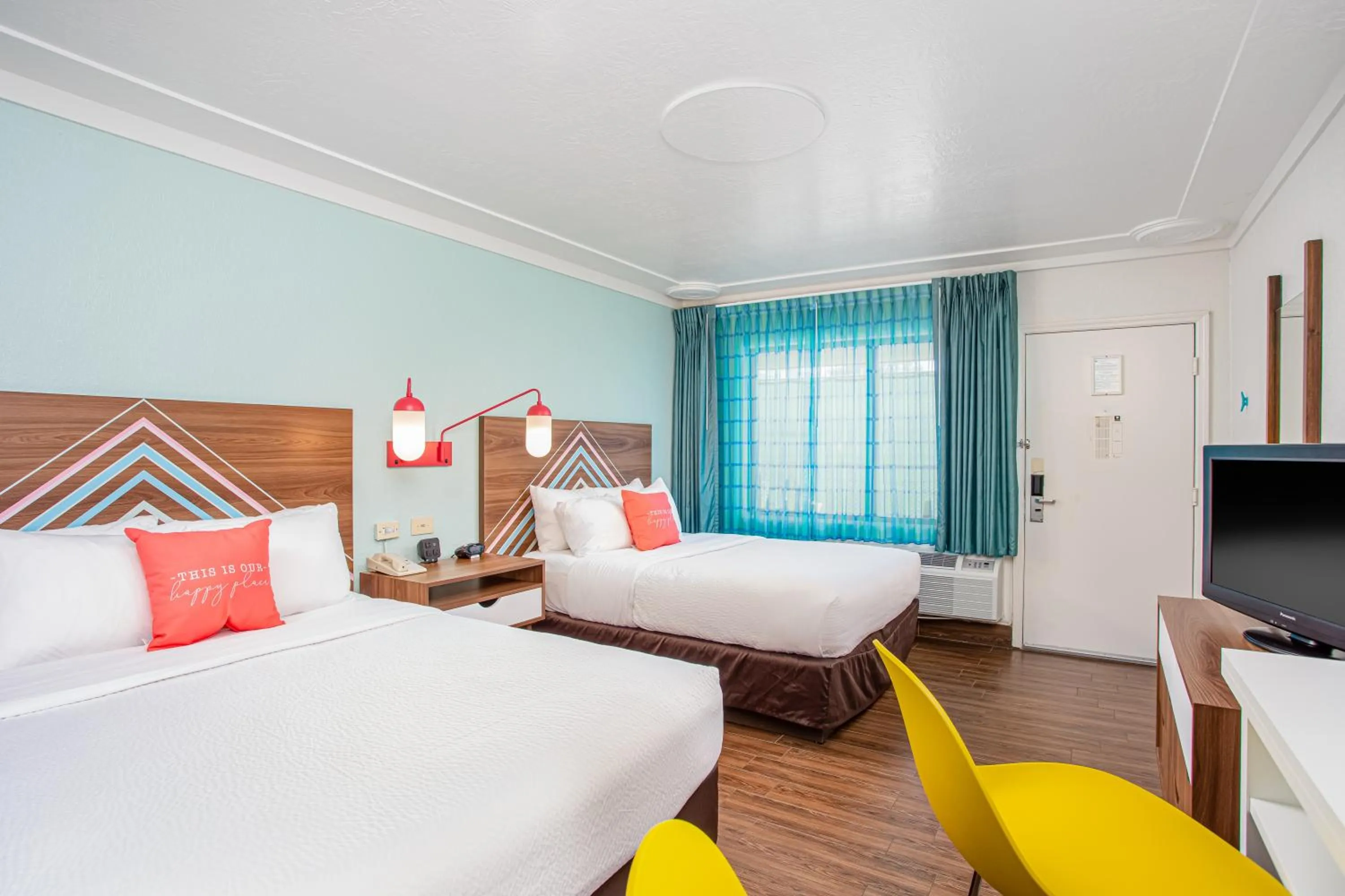 Photo of the whole room, Bed in Beachside Hotel & Suites Cocoa Beach - Port Canaveral