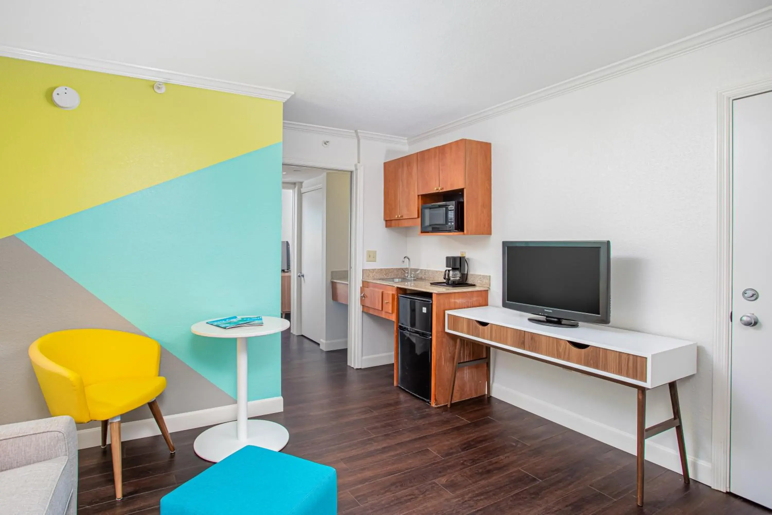 King Suite with Pool View in Beachside Hotel & Suites Cocoa Beach - Port Canaveral King Suite with Pool View in Beachside Hotel & Suites Cocoa Beach - Port Canaveral