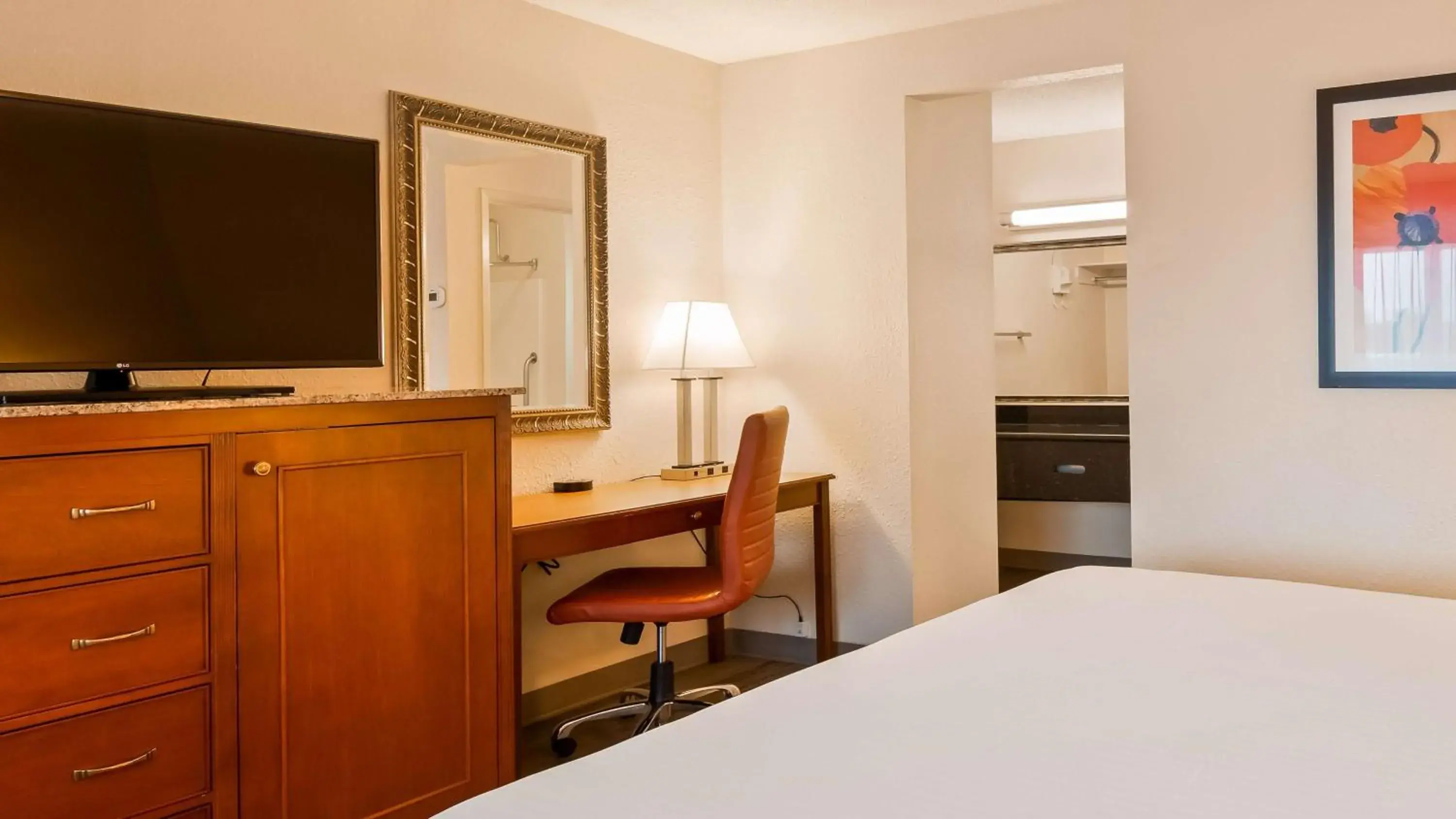 Queen Room - Disability Access in Best Western Golden Key Queen Room - Disability Access in Best Western Golden Key