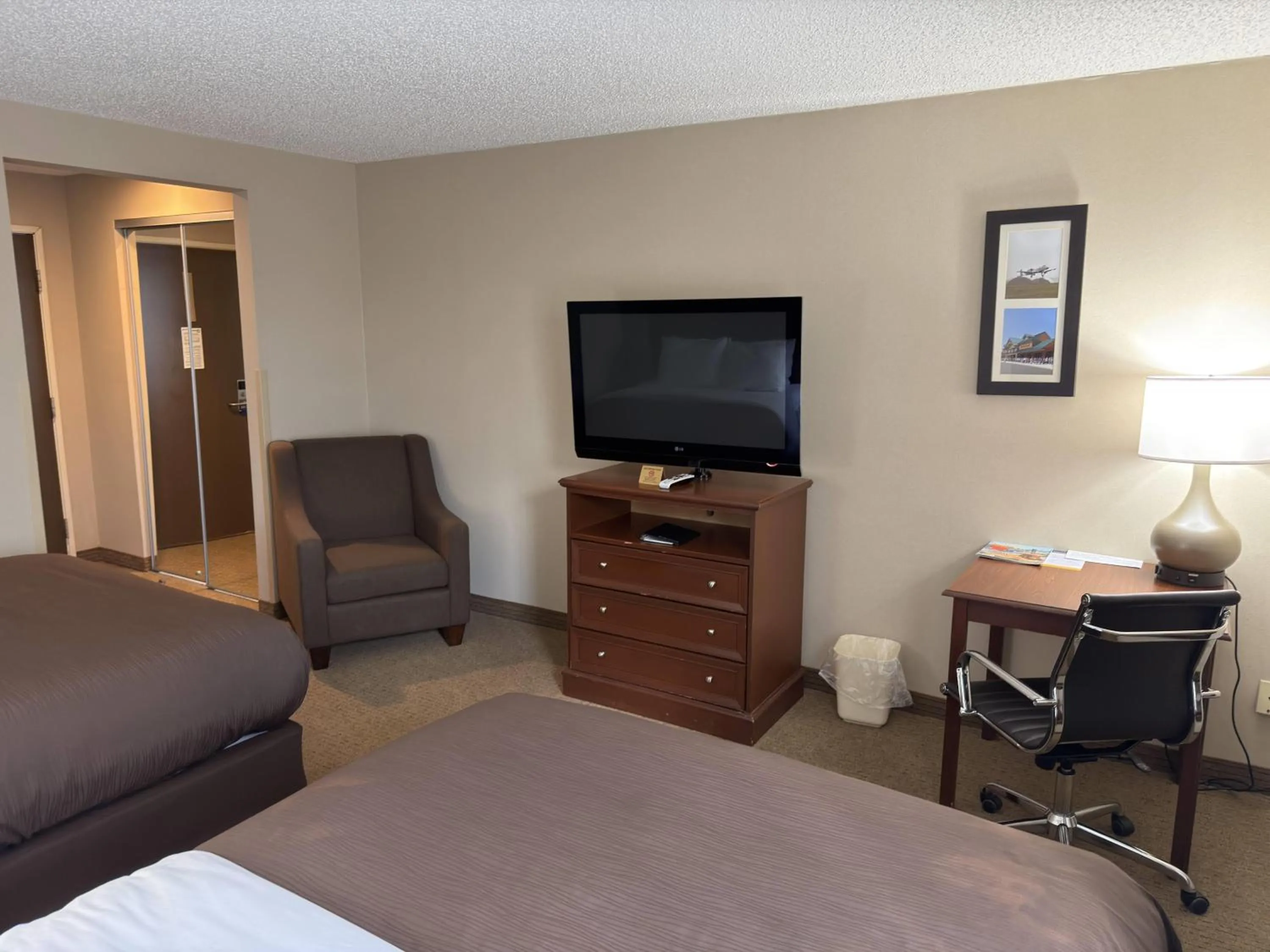 Photo of the whole room in Wingate by Wyndham Utica