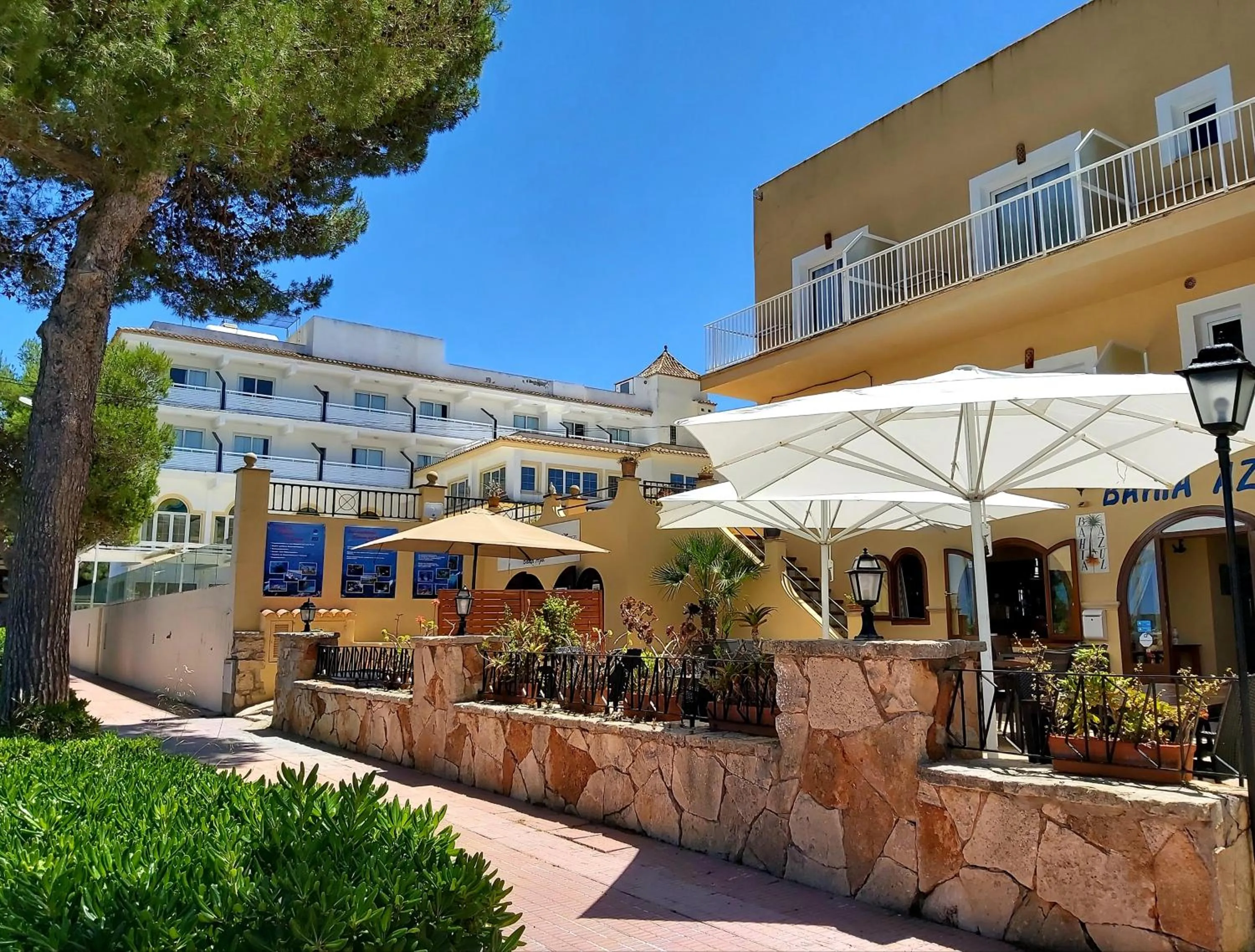 Property building in Hostal Bahía Azul