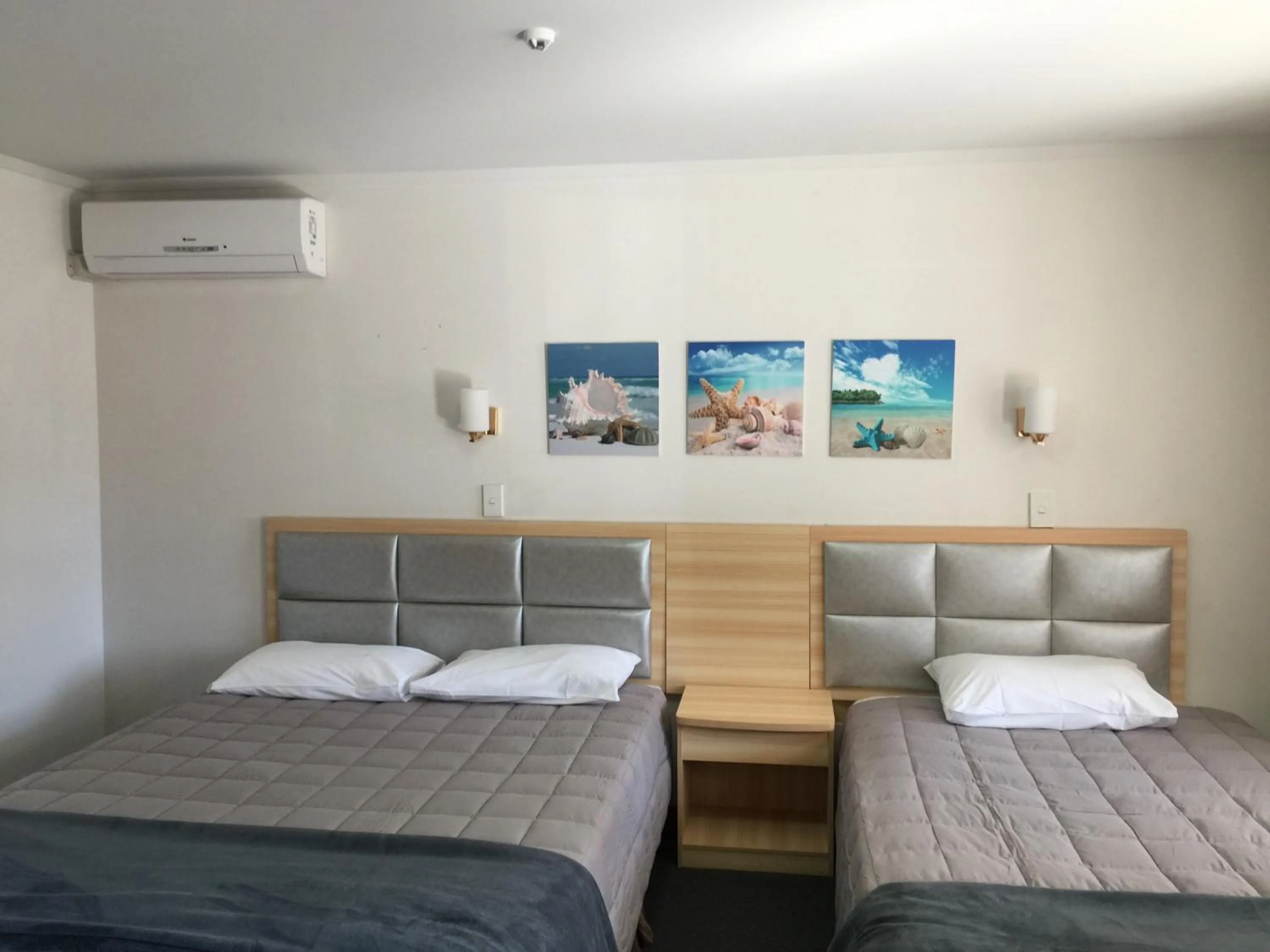 Bed in Grosvenor Motel