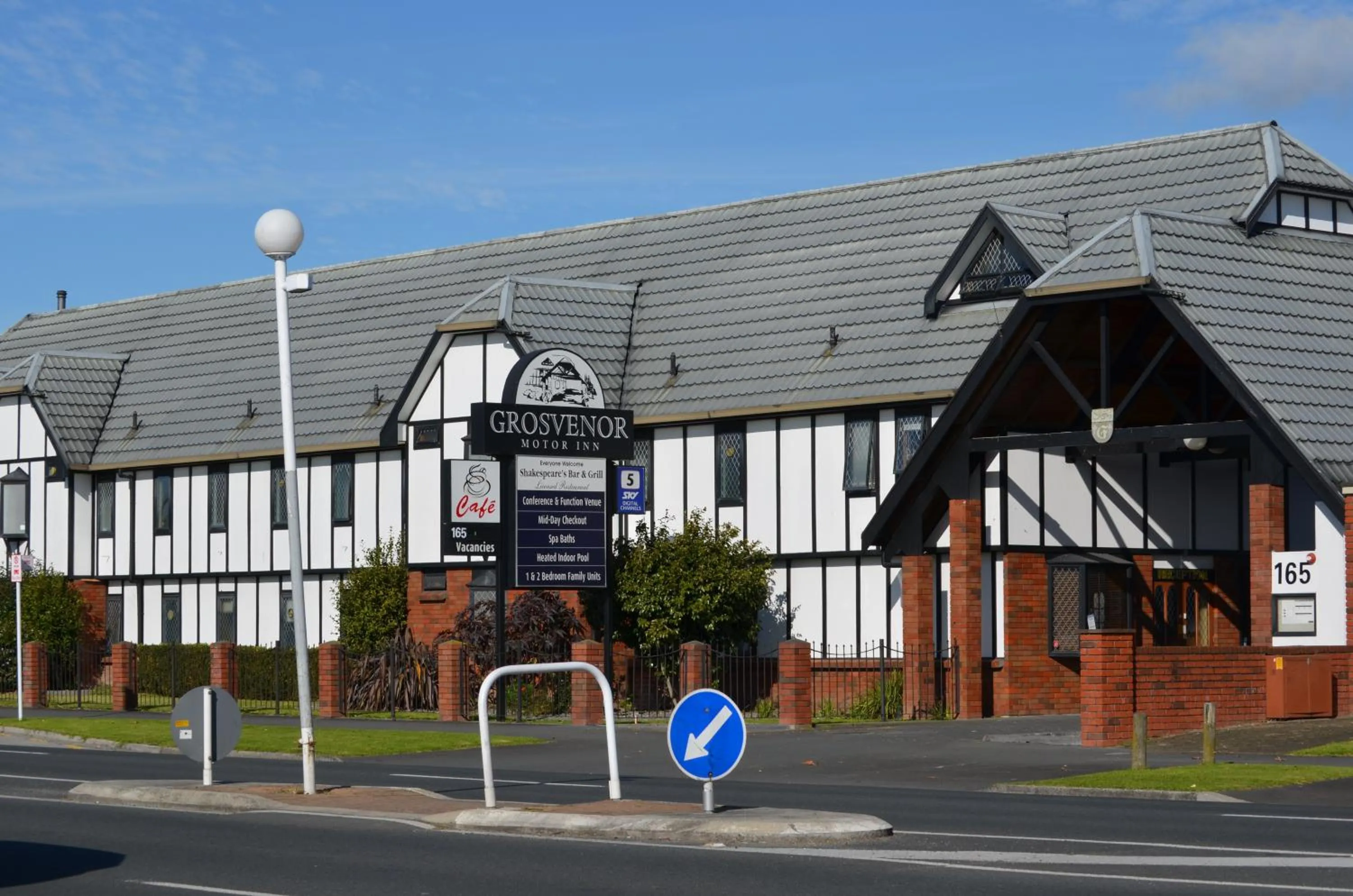 Facade/entrance in Grosvenor Motel