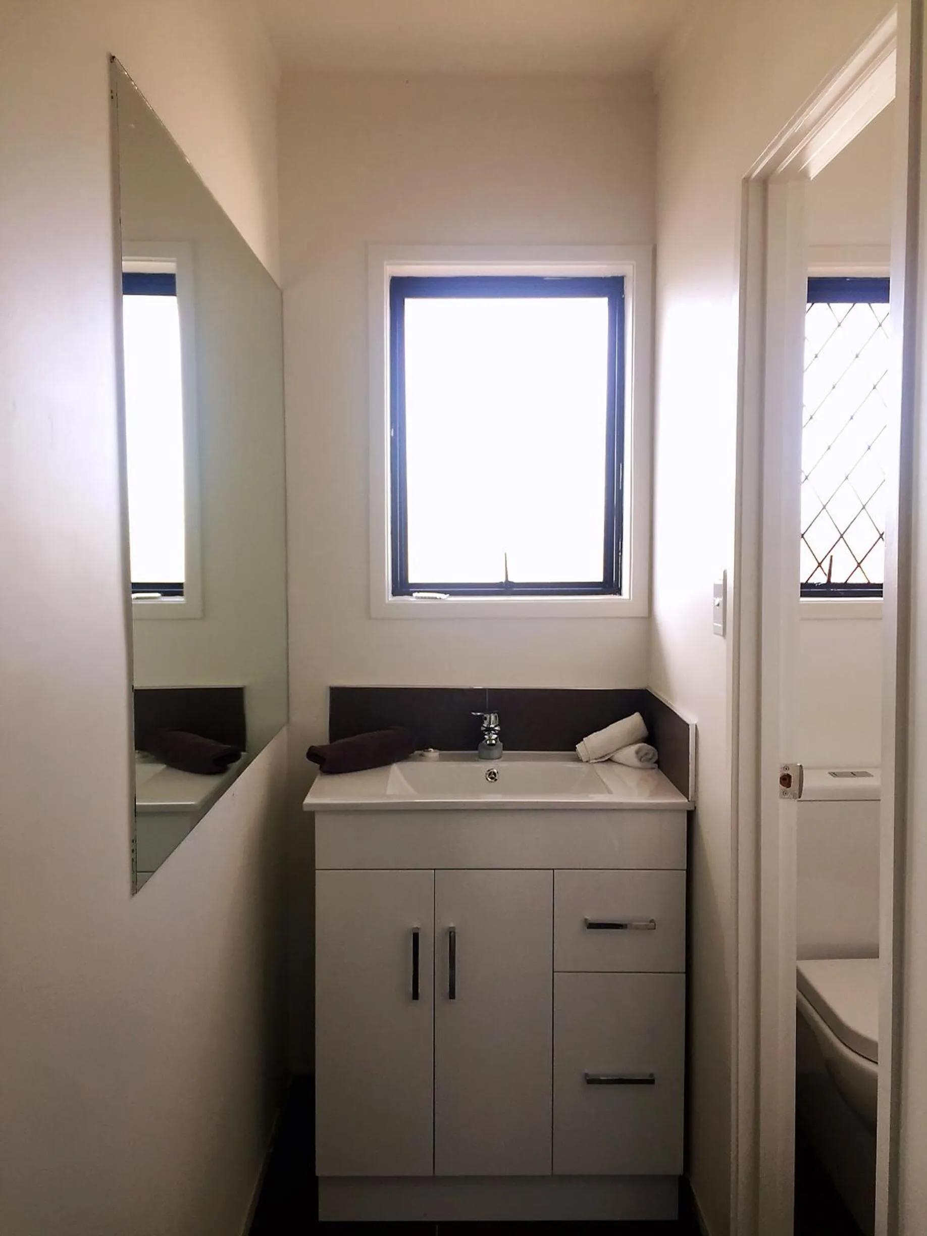 Bathroom in Grosvenor Motel