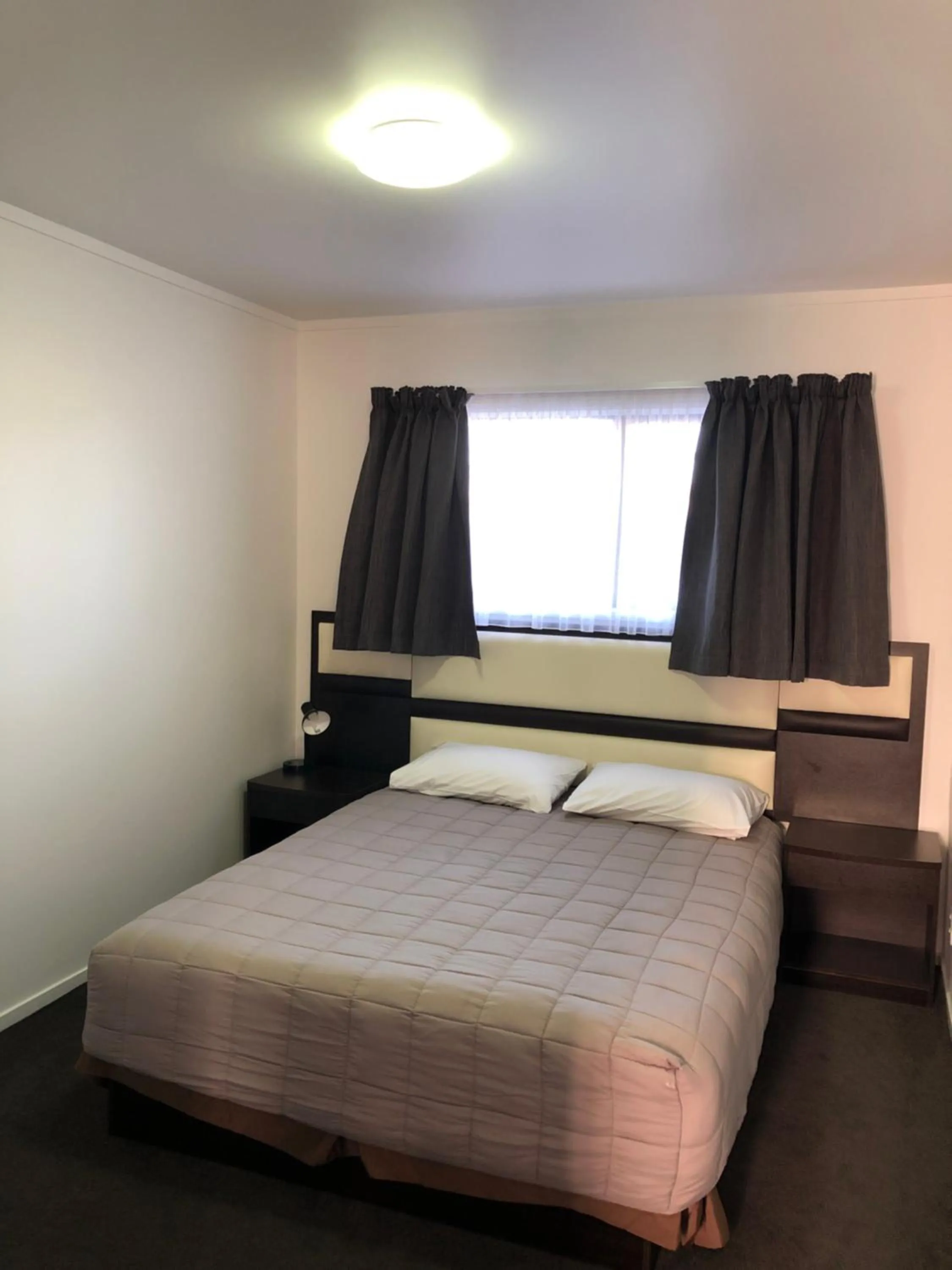 Bed in Grosvenor Motel