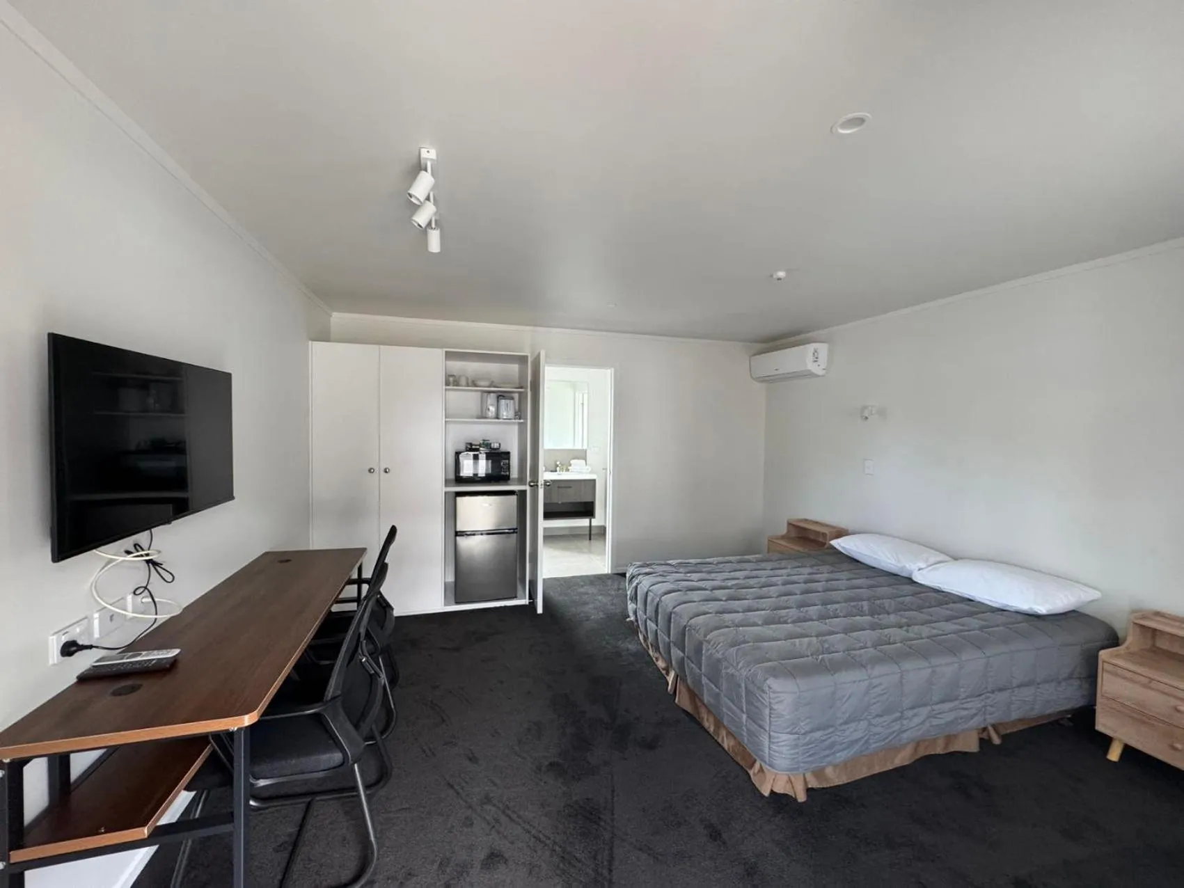 Bed in Grosvenor Motel