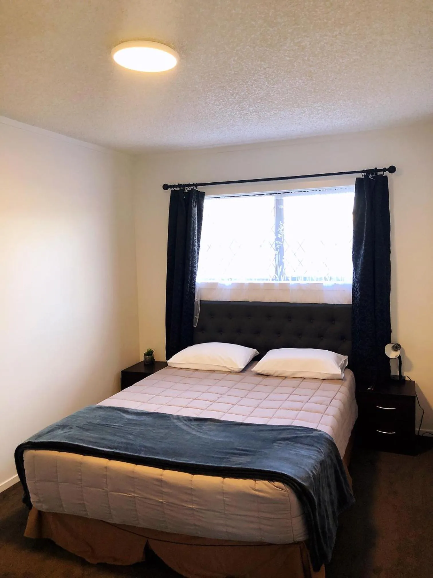 Bed in Grosvenor Motel