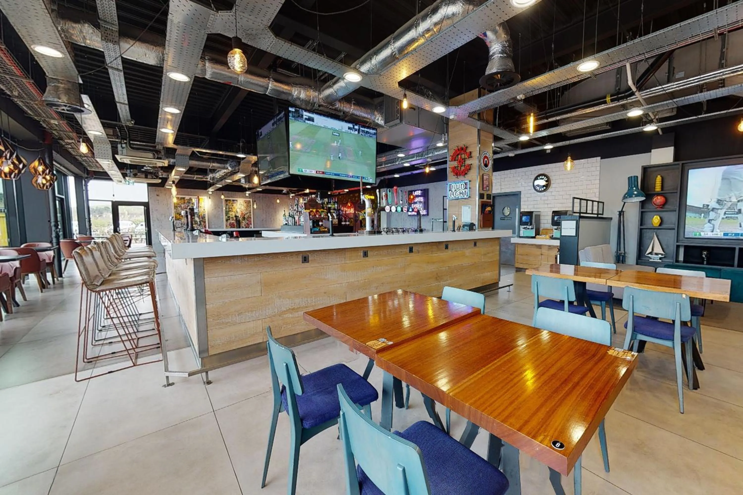 Restaurant/places to eat in Village Hotel Portsmouth