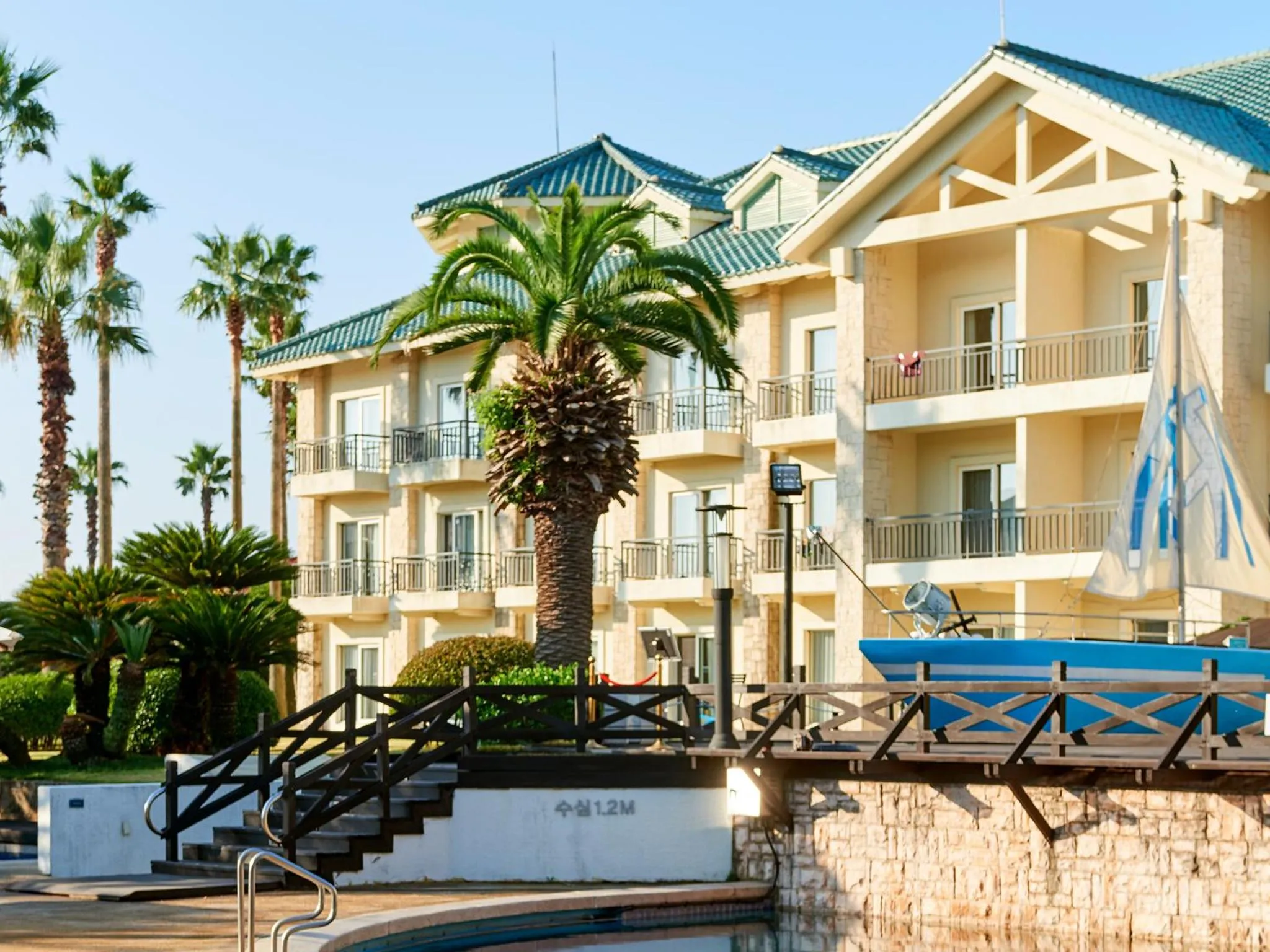 Facade/entrance in The Suites Hotel Jeju