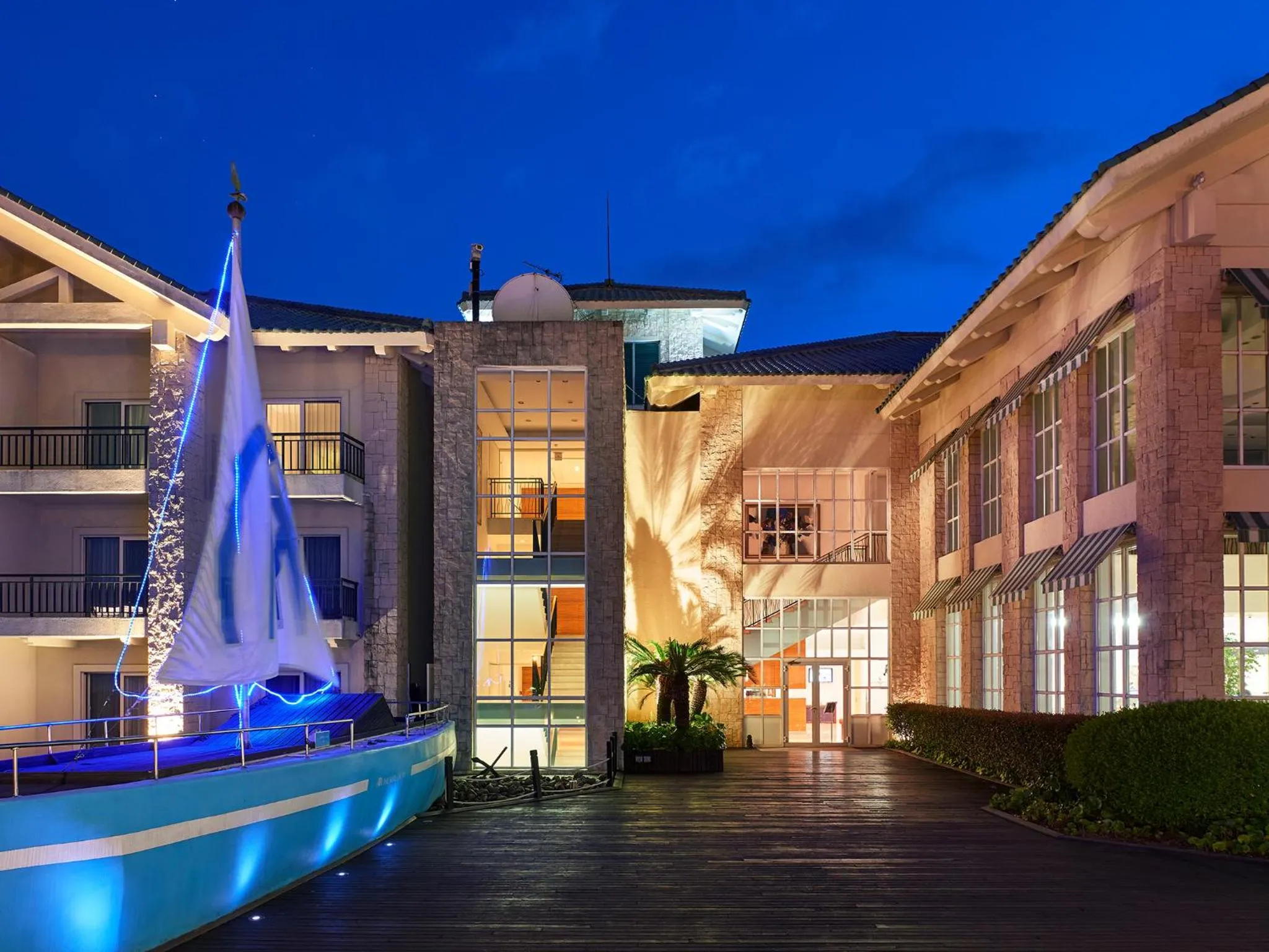 Facade/entrance in The Suites Hotel Jeju