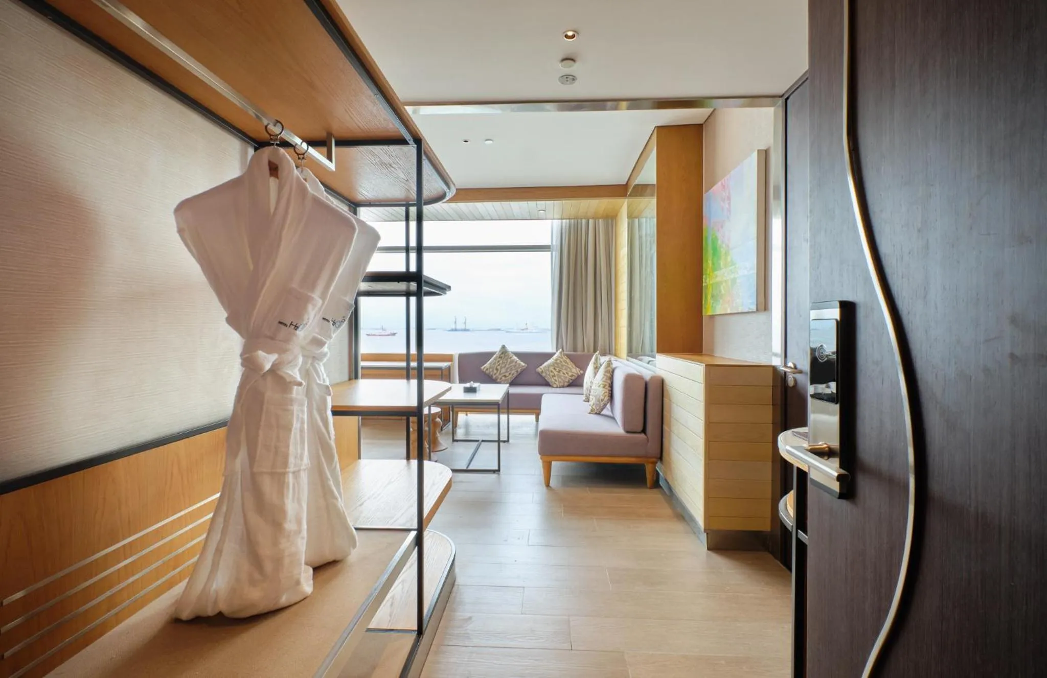 wardrobe, Bed in Hotel H2O