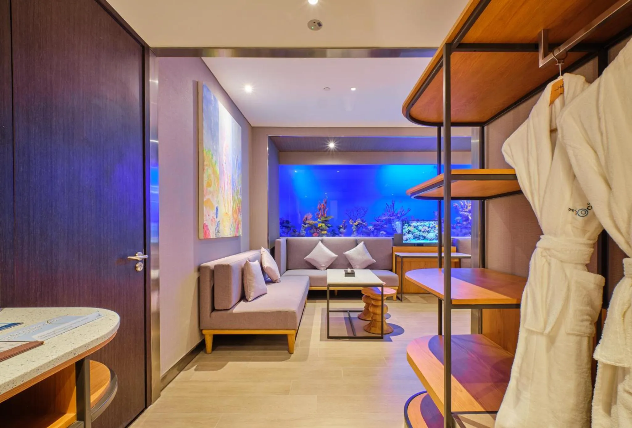 Living room, Bed in Hotel H2O