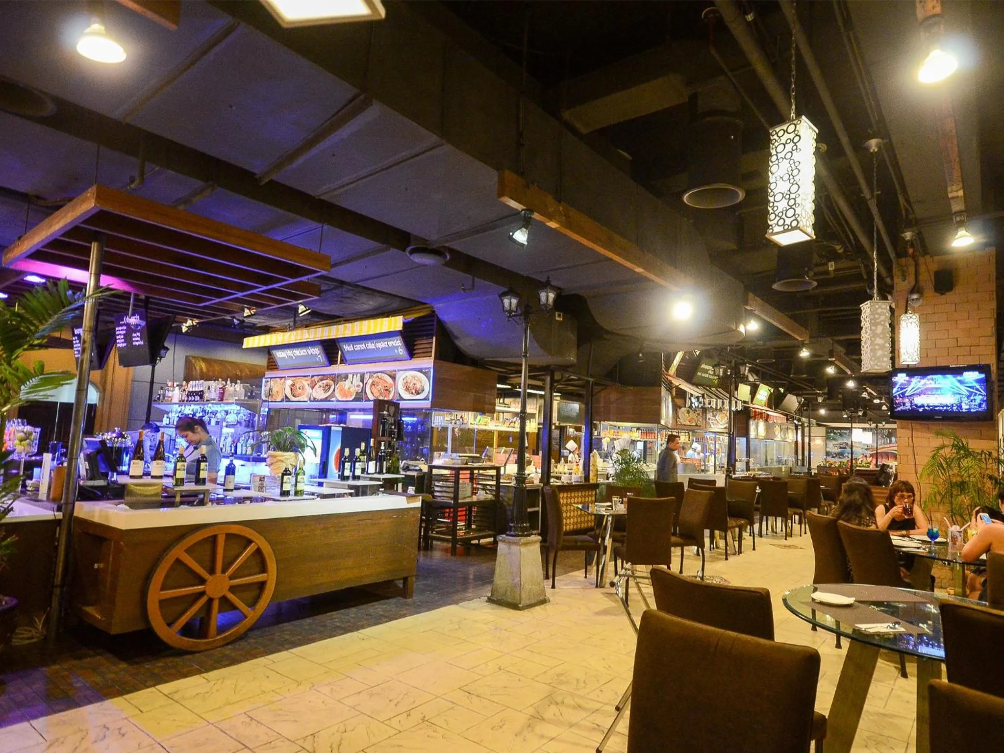 Restaurant/places to eat in Hotel H2O