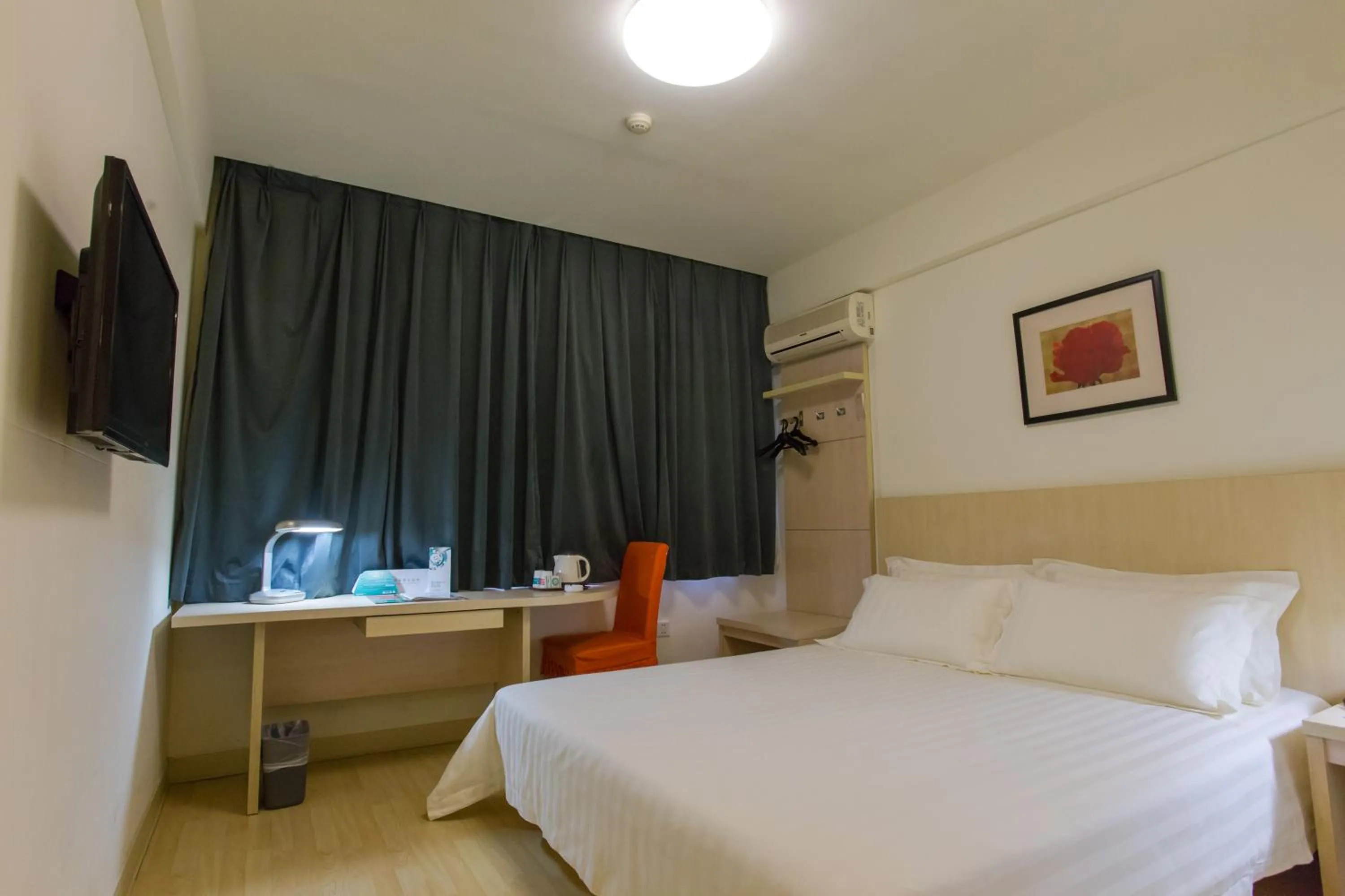 Photo of the whole room, Bed in Jinjiang Inn - Beijing Changchun Street