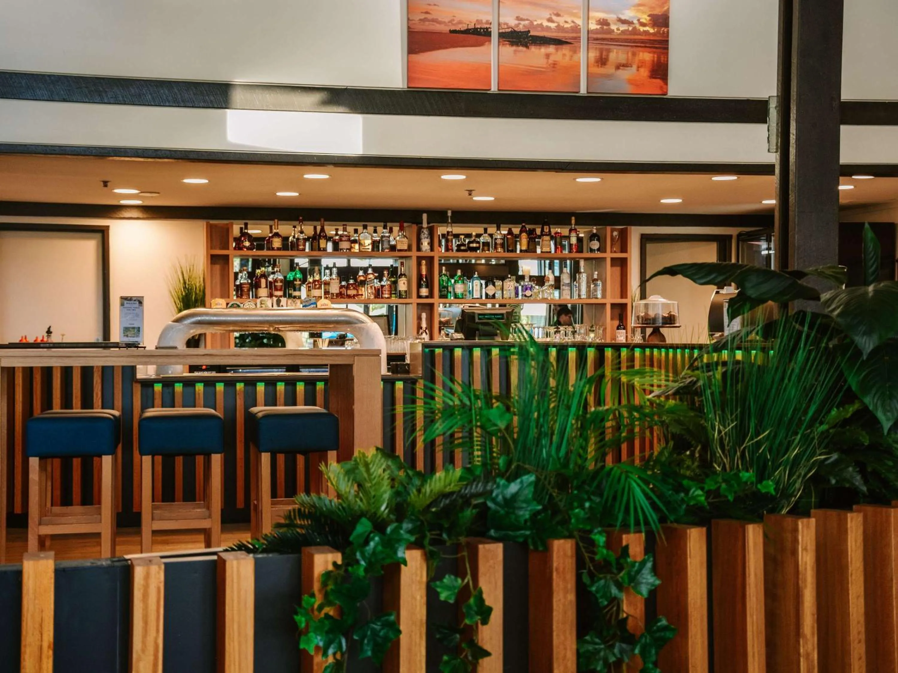 Lounge or bar in Kingfisher Bay Resort