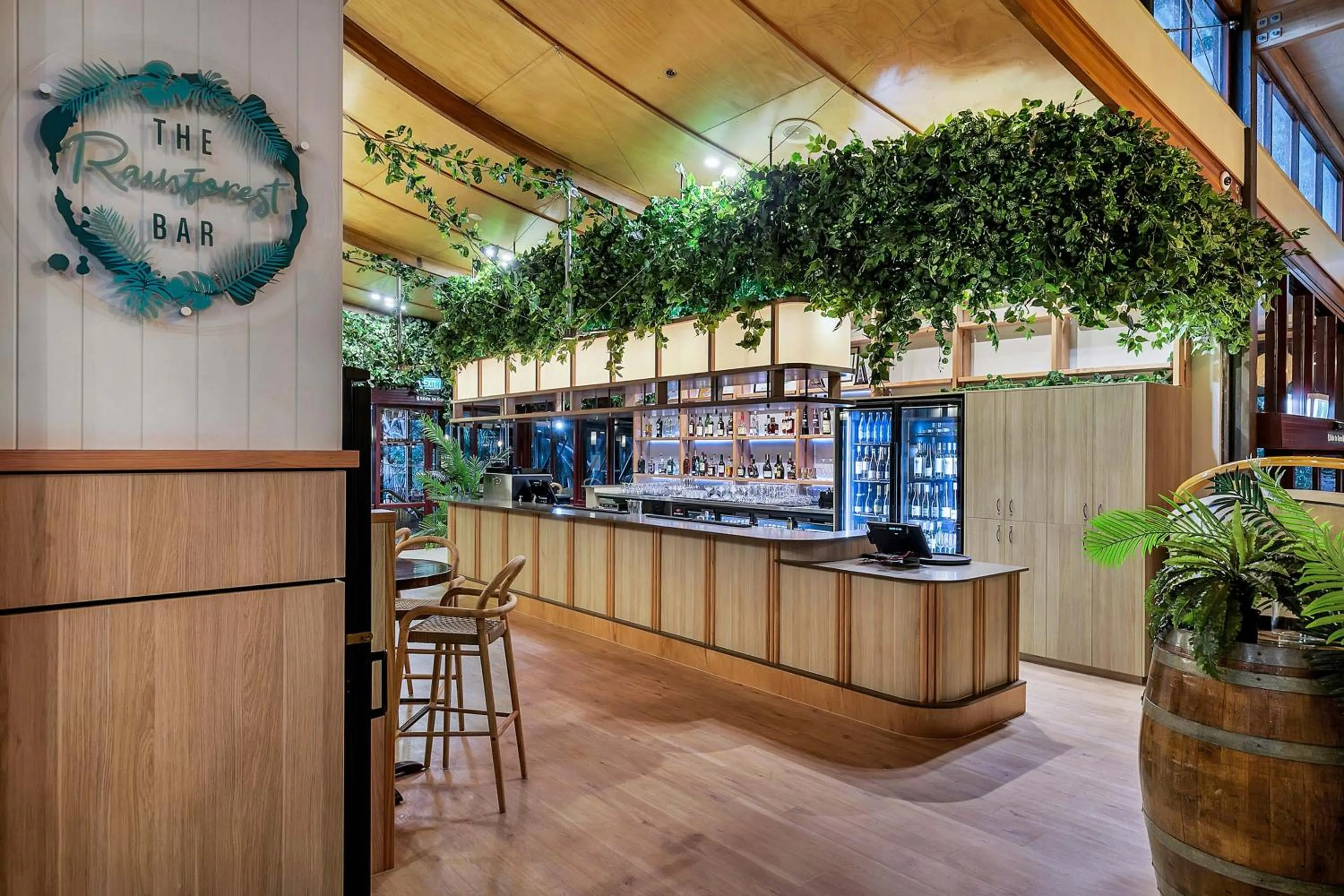 Lounge or bar in Kingfisher Bay Resort