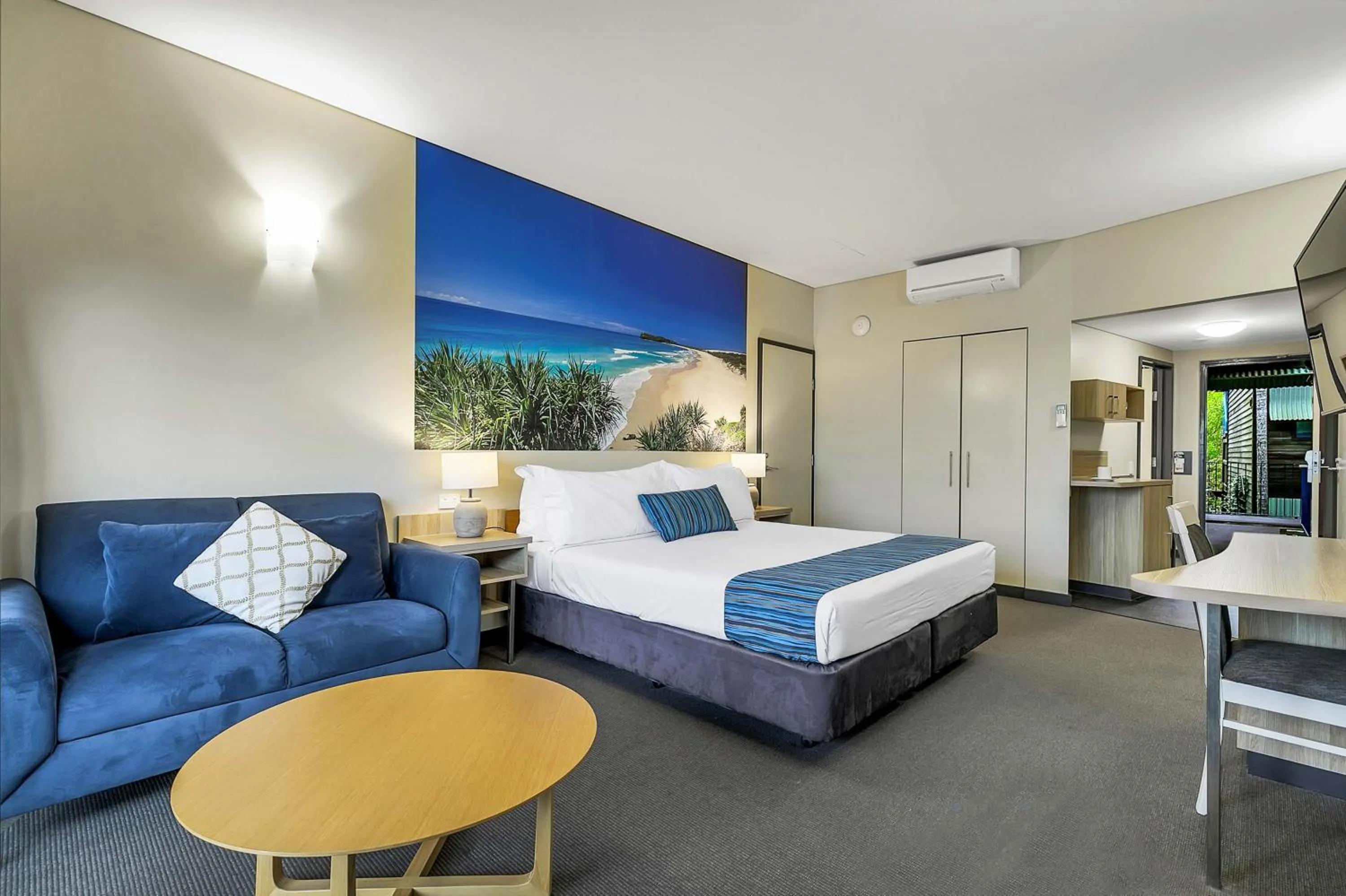Photo of the whole room, Bed in Kingfisher Bay Resort