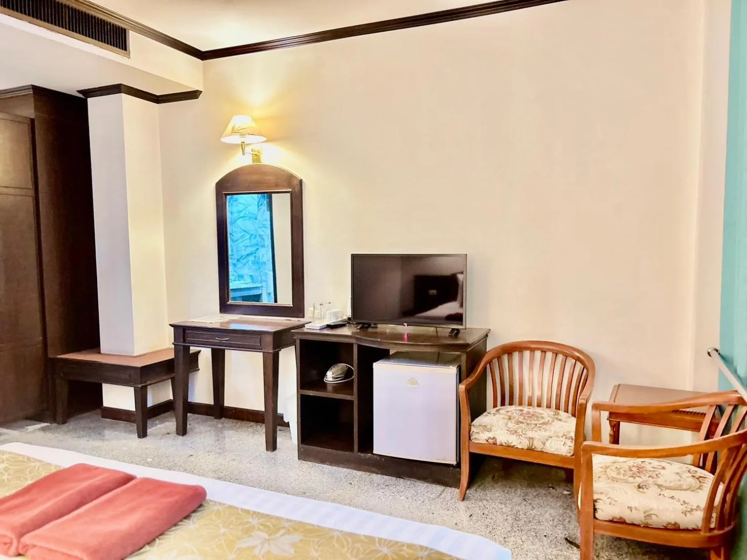 Communal lounge/ TV room in Green House Hotel