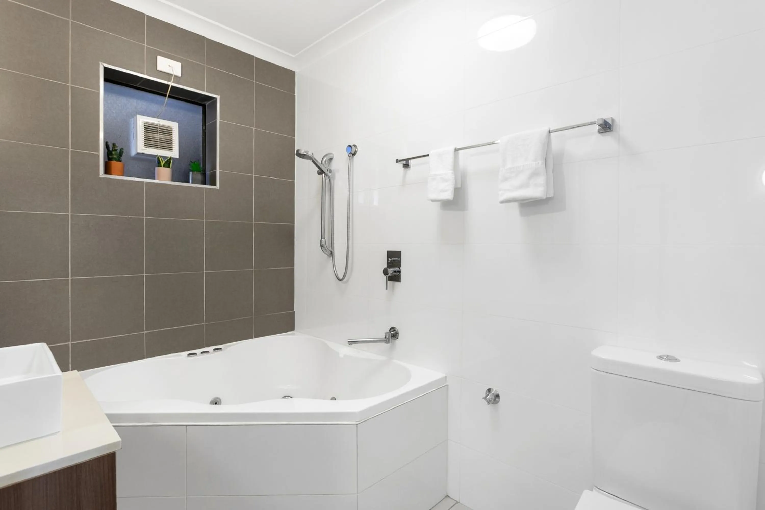 Bathroom in Peninsula Nelson Bay Motel and Serviced Apartments