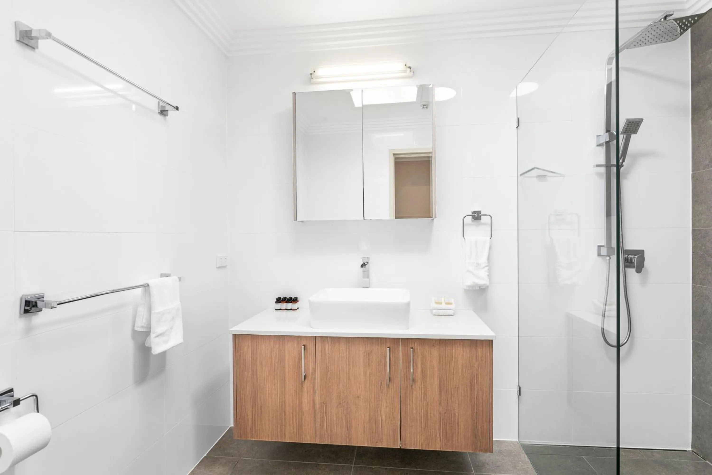 Bathroom in Peninsula Nelson Bay Motel and Serviced Apartments