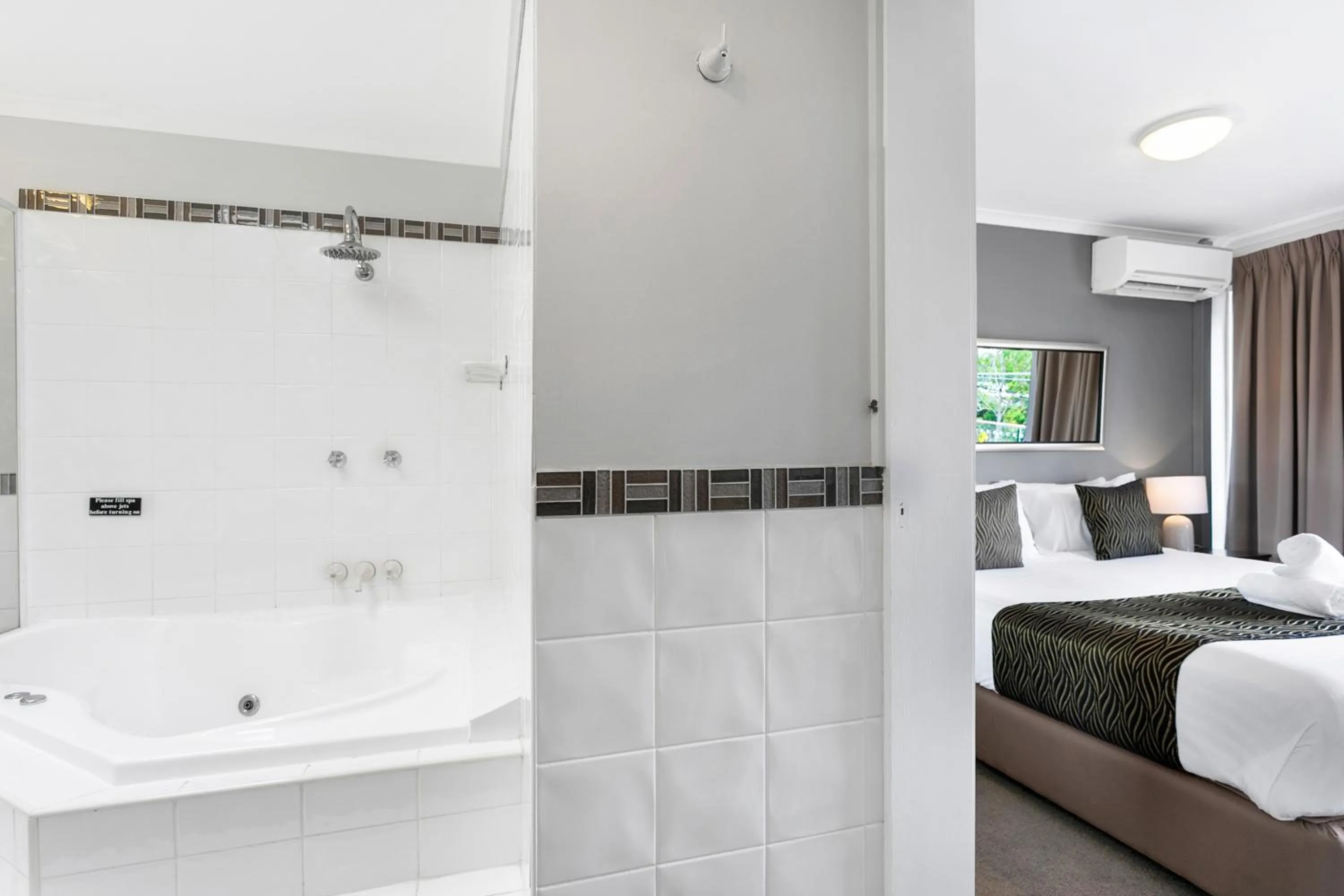 Bathroom, Bed in Peninsula Nelson Bay Motel and Serviced Apartments