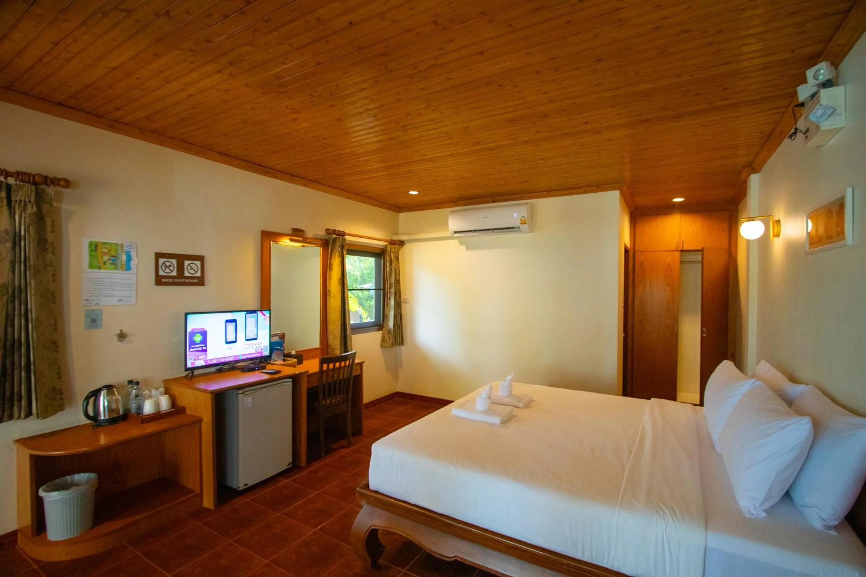Bedroom, Bed in Rocky Point Resort