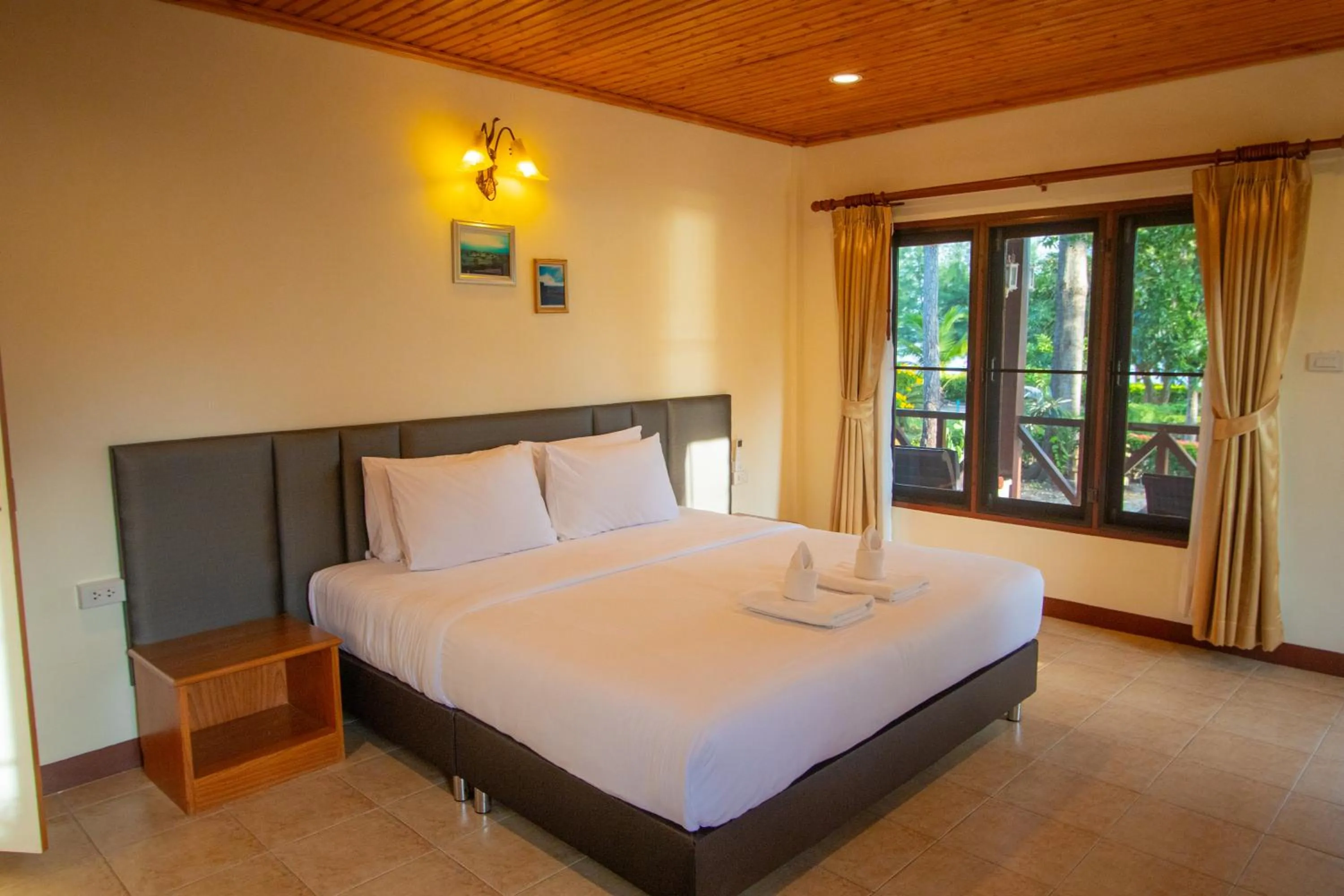 Bedroom, Bed in Rocky Point Resort