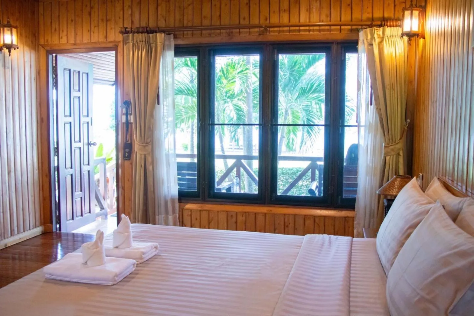 Bedroom, Bed in Rocky Point Resort