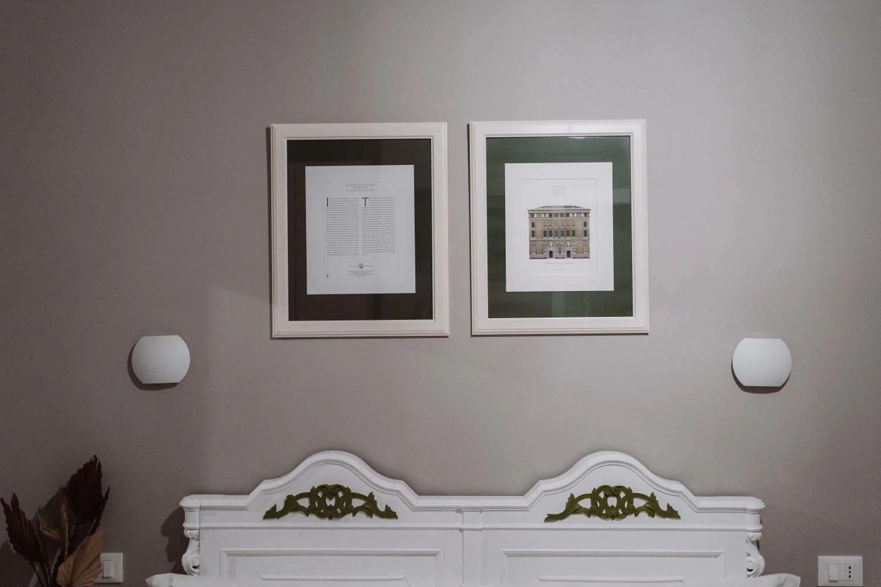 Decorative detail, Bed in Rooms Genova dei Rolli