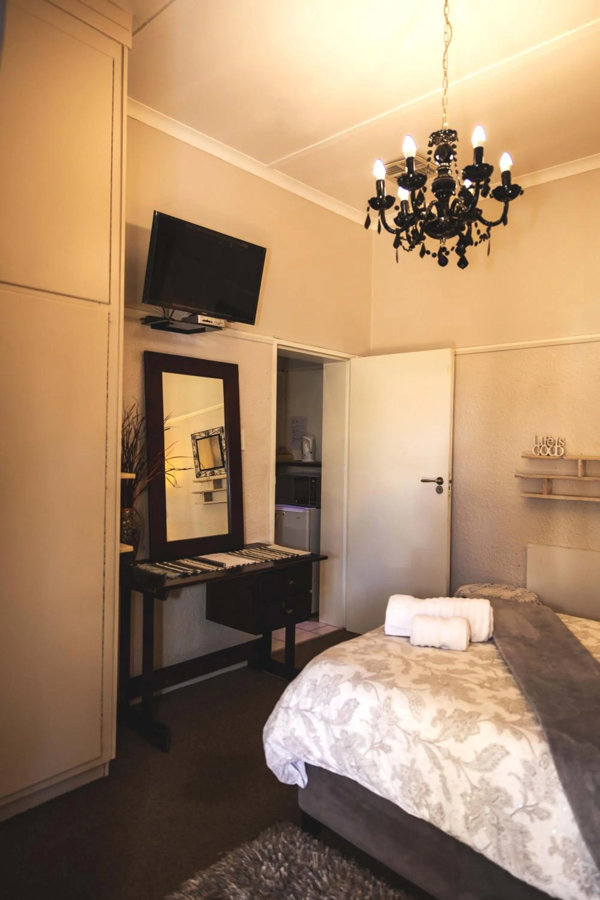 Bedroom, Bed in Be My Guest