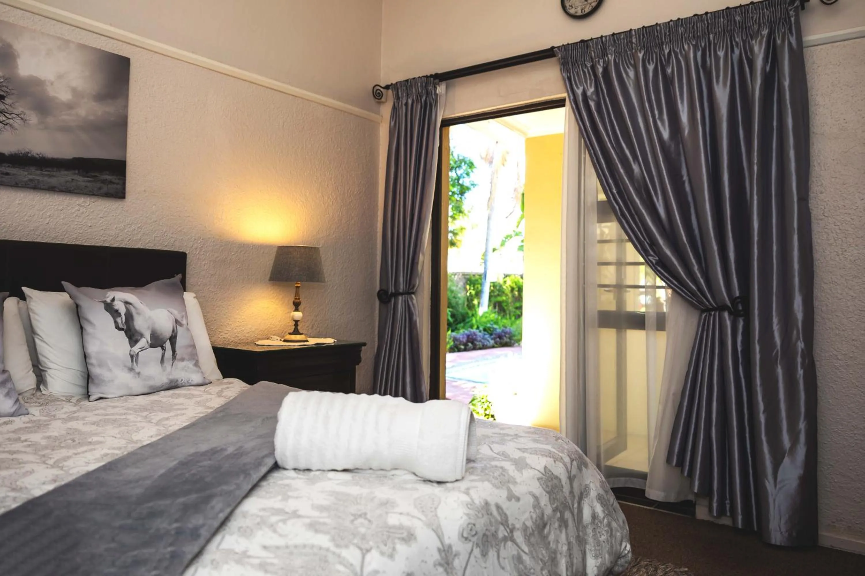 Bedroom, Bed in Be My Guest