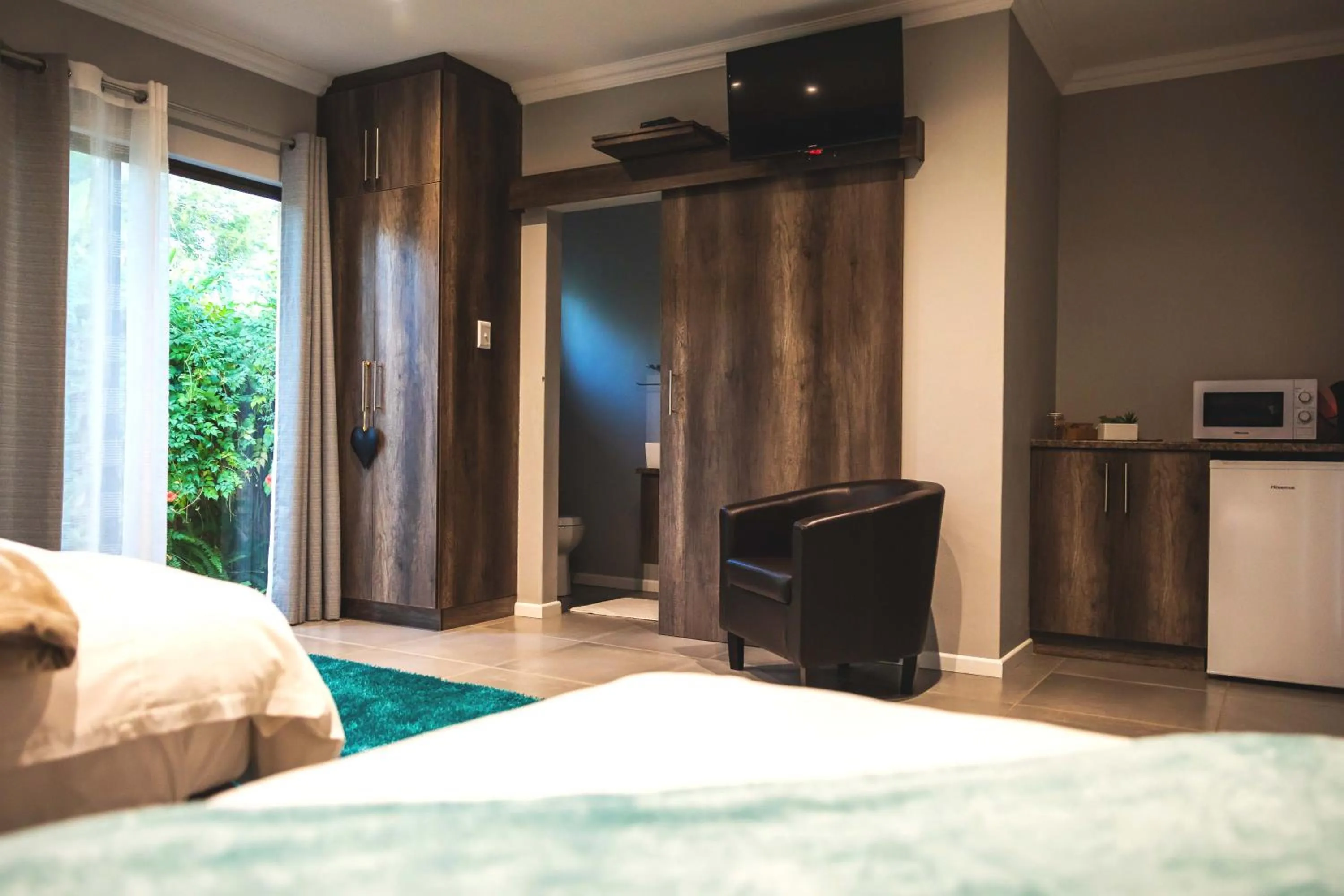 Bedroom, Bed in Be My Guest