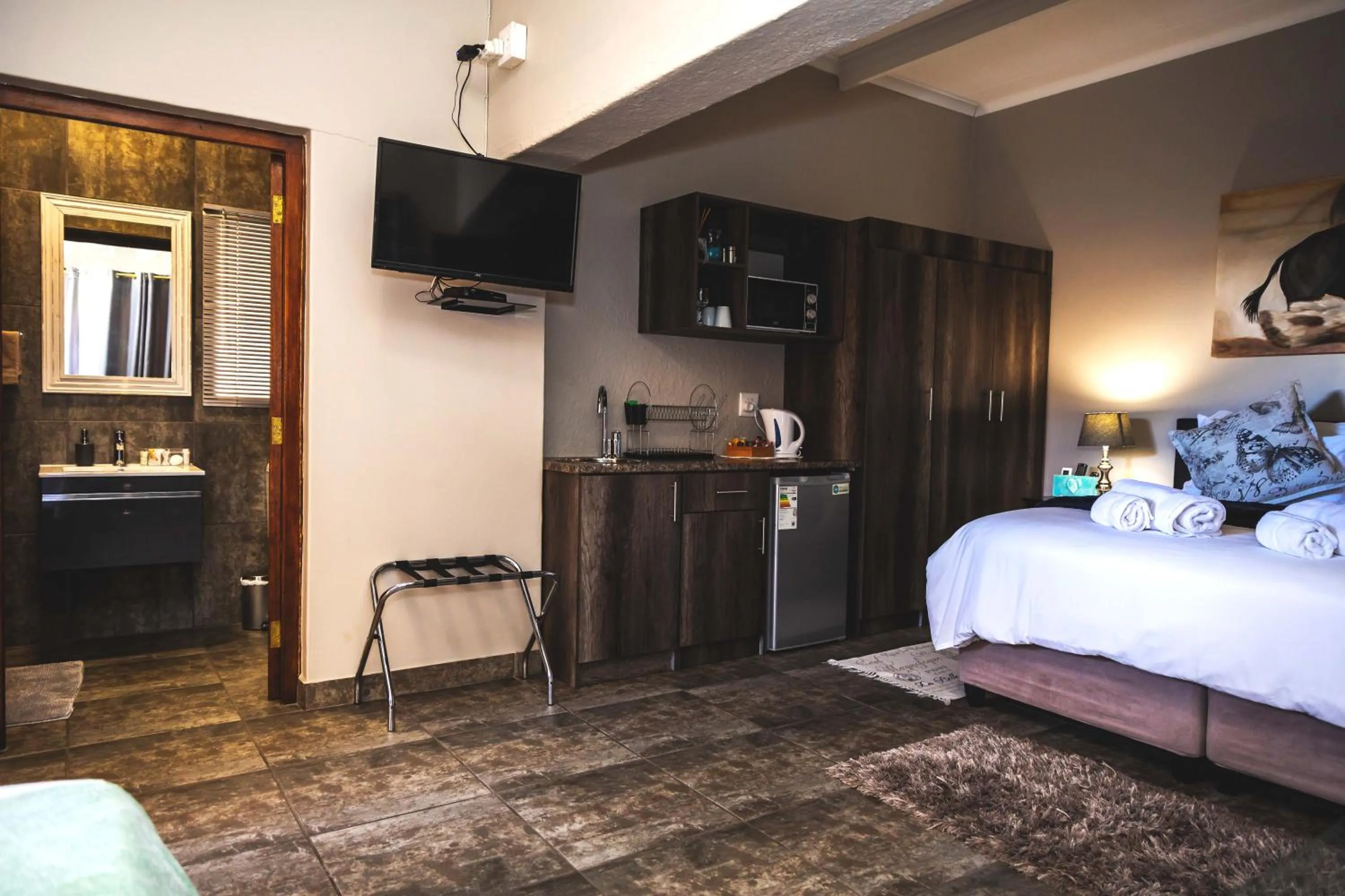 Kitchen or kitchenette, Bed in Be My Guest