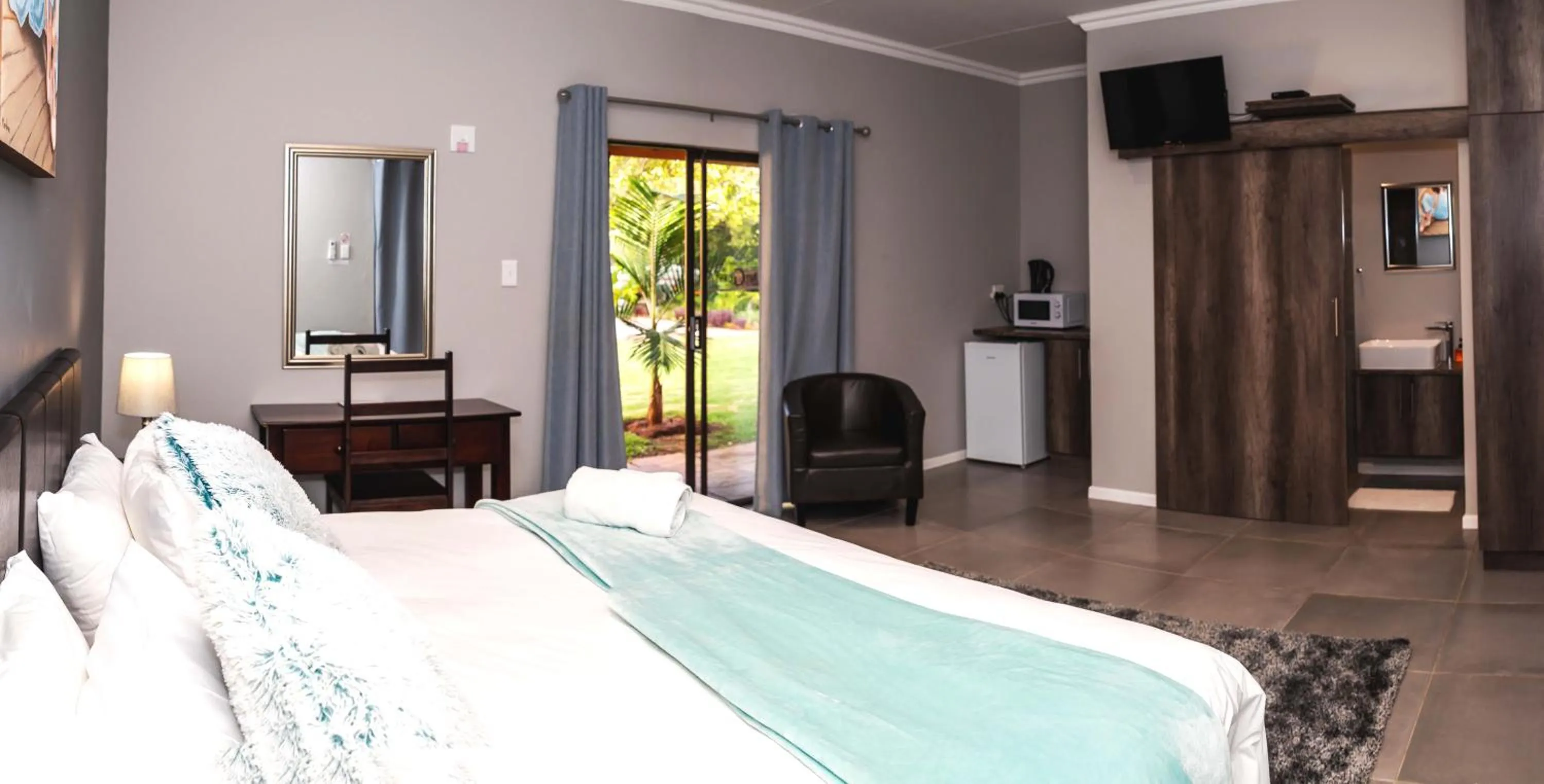 Photo of the whole room, Bed in Be My Guest