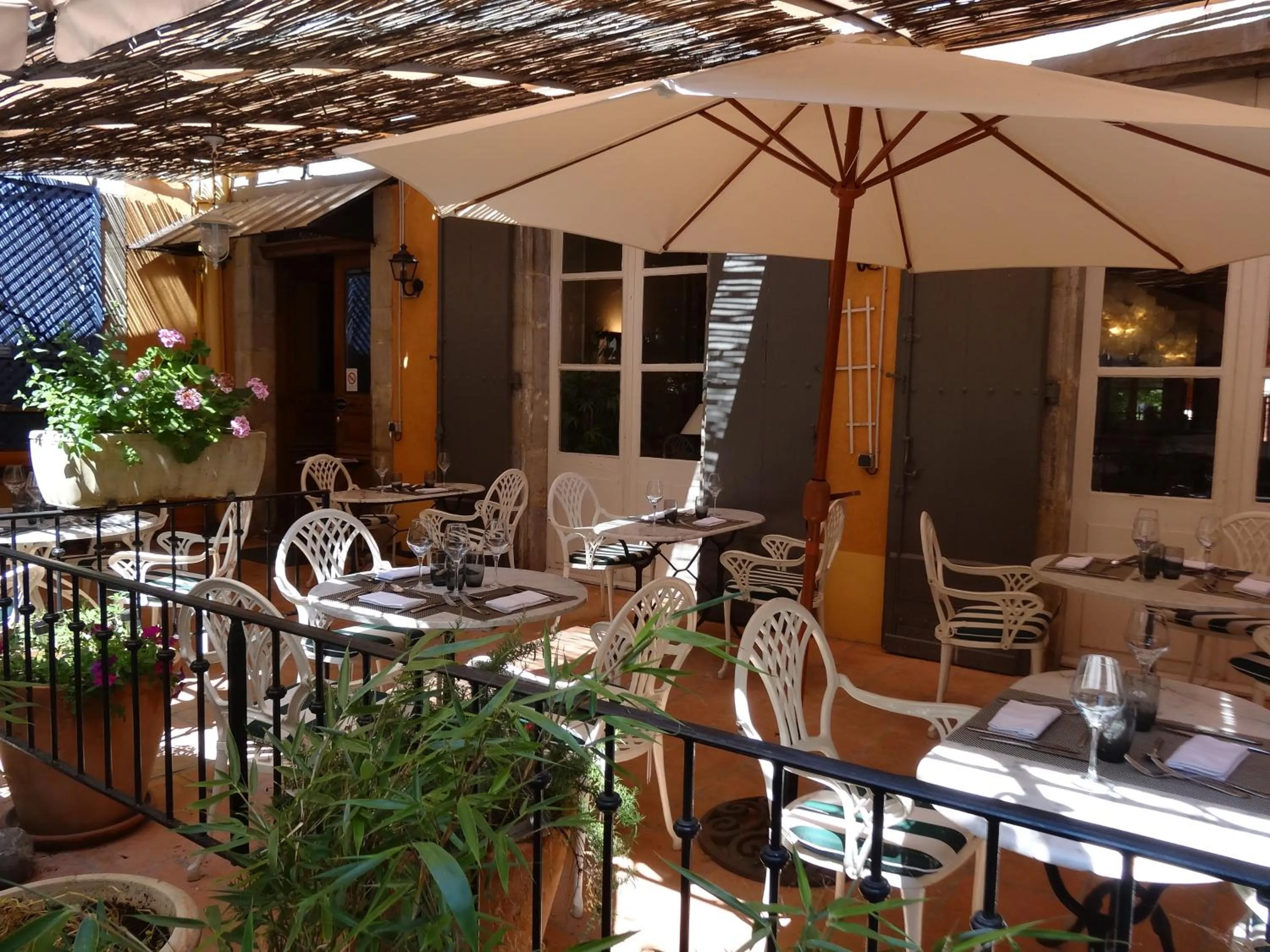 Balcony/Terrace in Hotel Moderne Et Pigeon