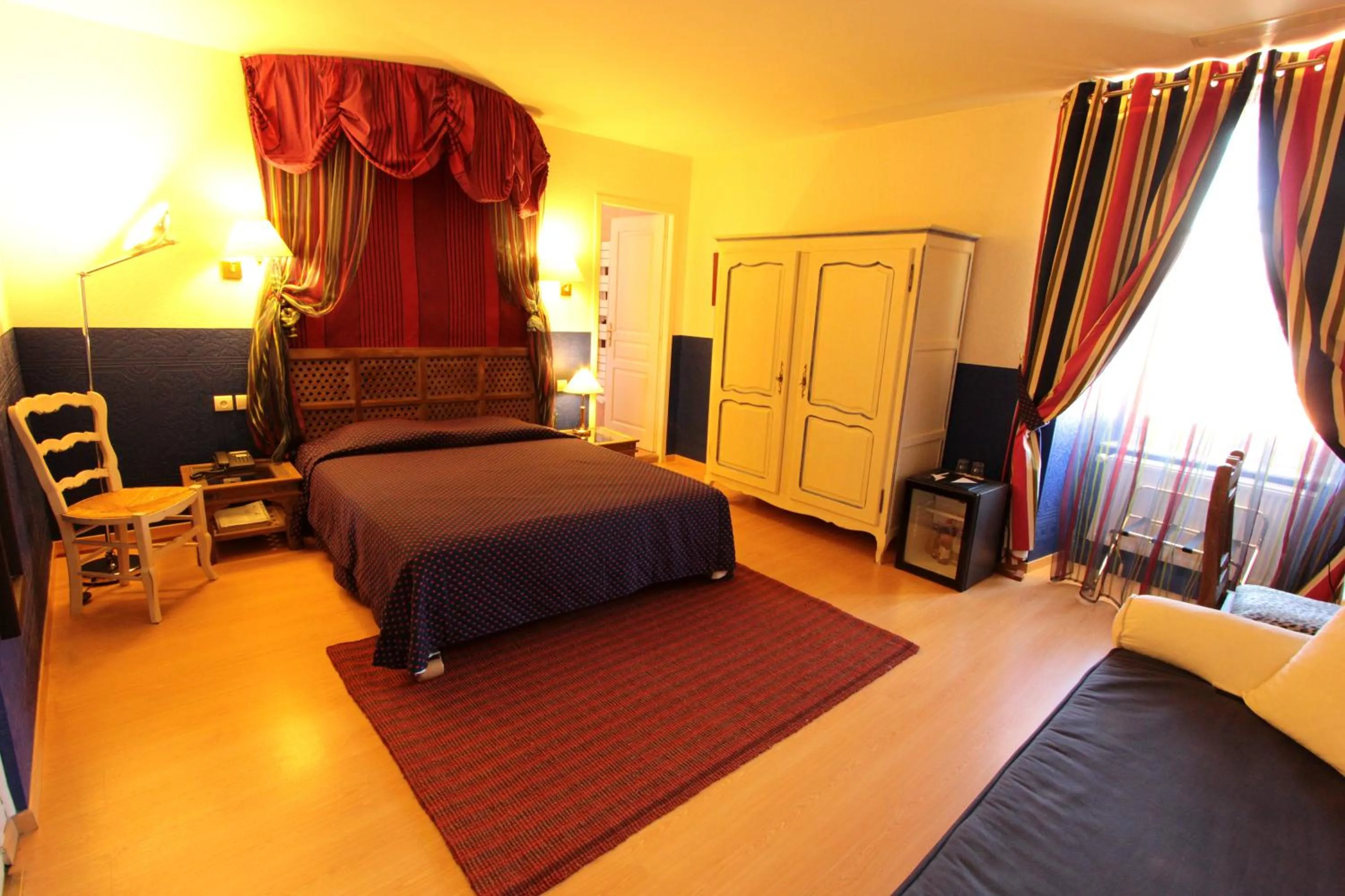 Photo of the whole room, Bed in Hotel Moderne Et Pigeon