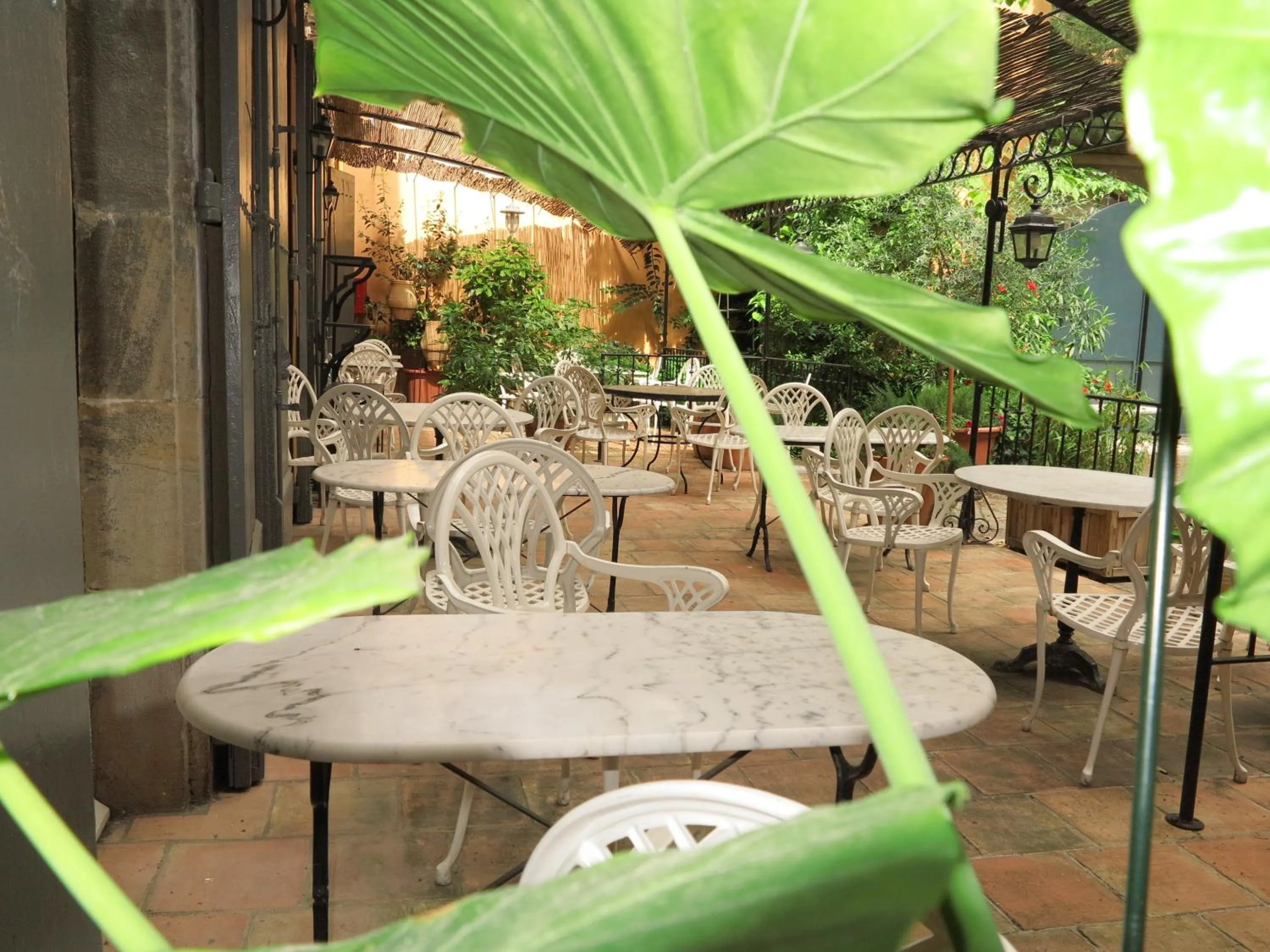 Patio in Hotel Moderne Et Pigeon