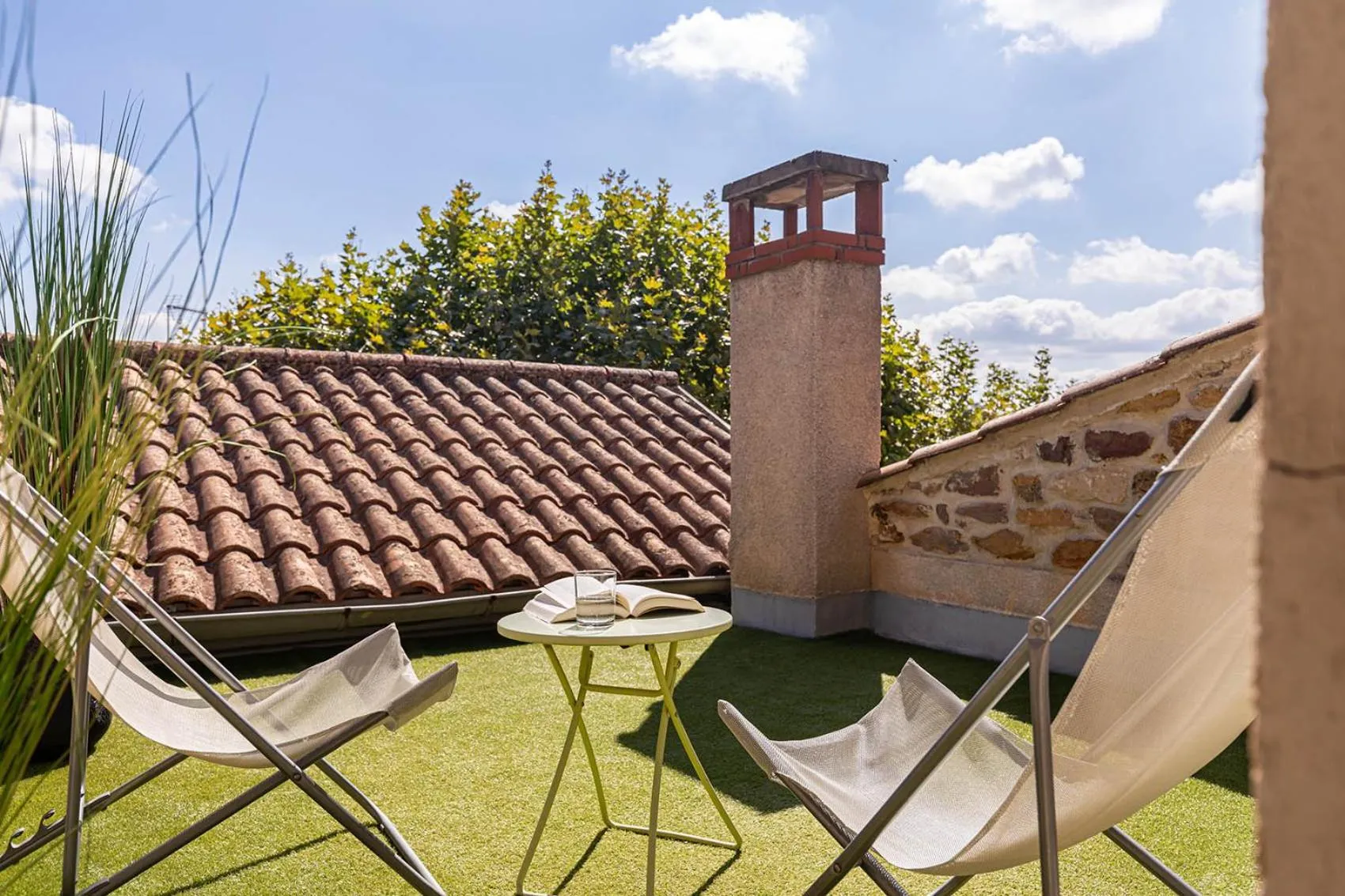 Patio in Contact Hôtels Le Savigny & Spa