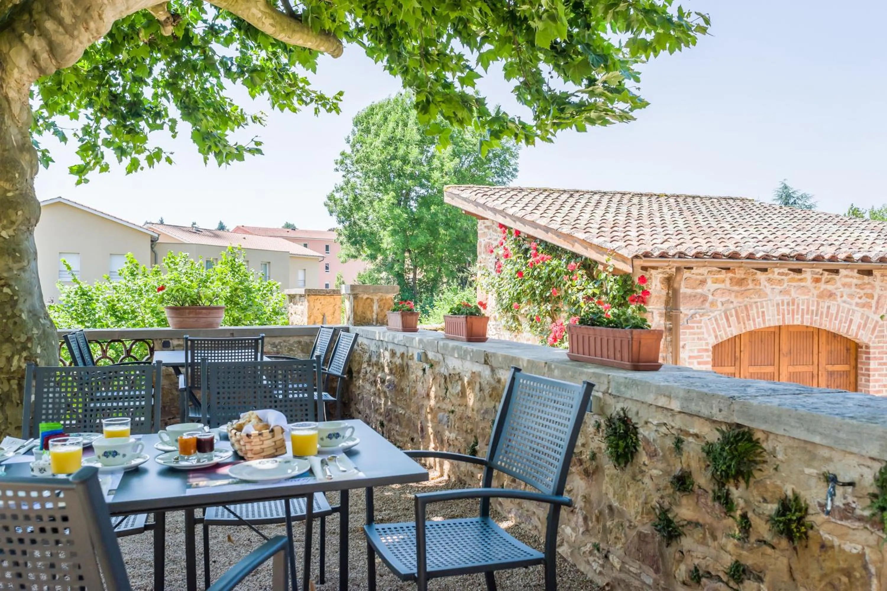 Patio in Contact Hôtels Le Savigny & Spa