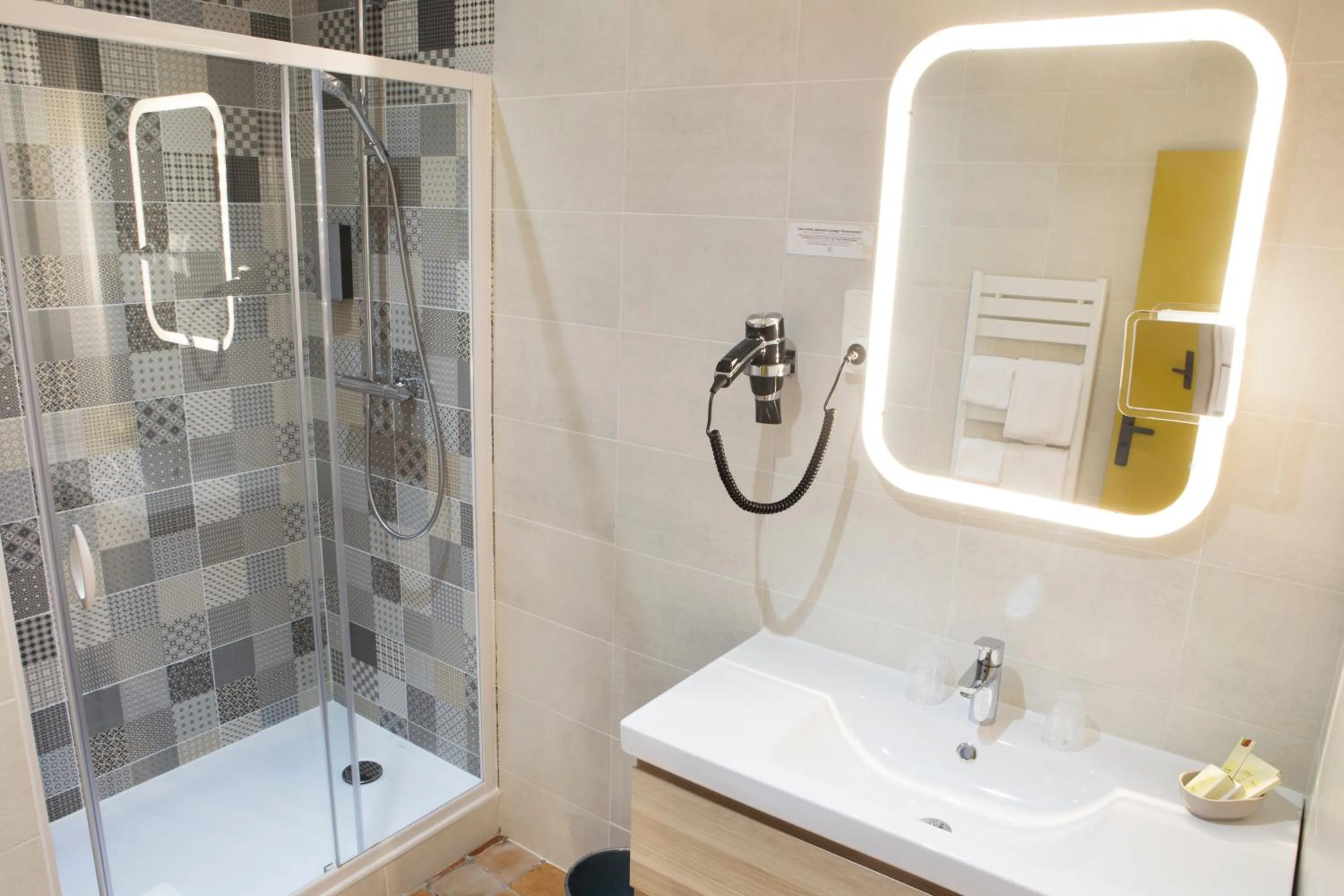 Toilet in Contact Hôtels Le Savigny & Spa