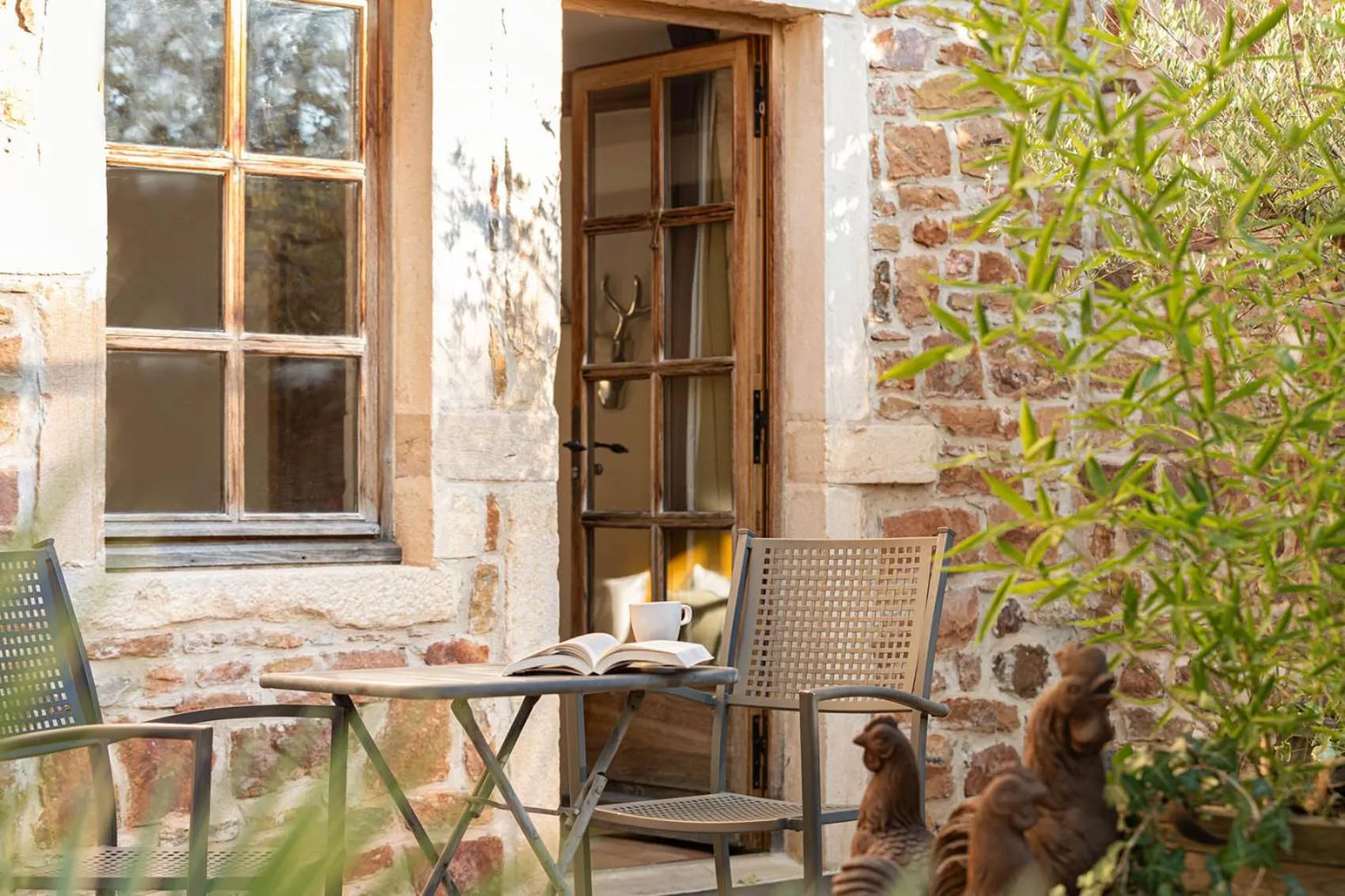 Patio in Contact Hôtels Le Savigny & Spa