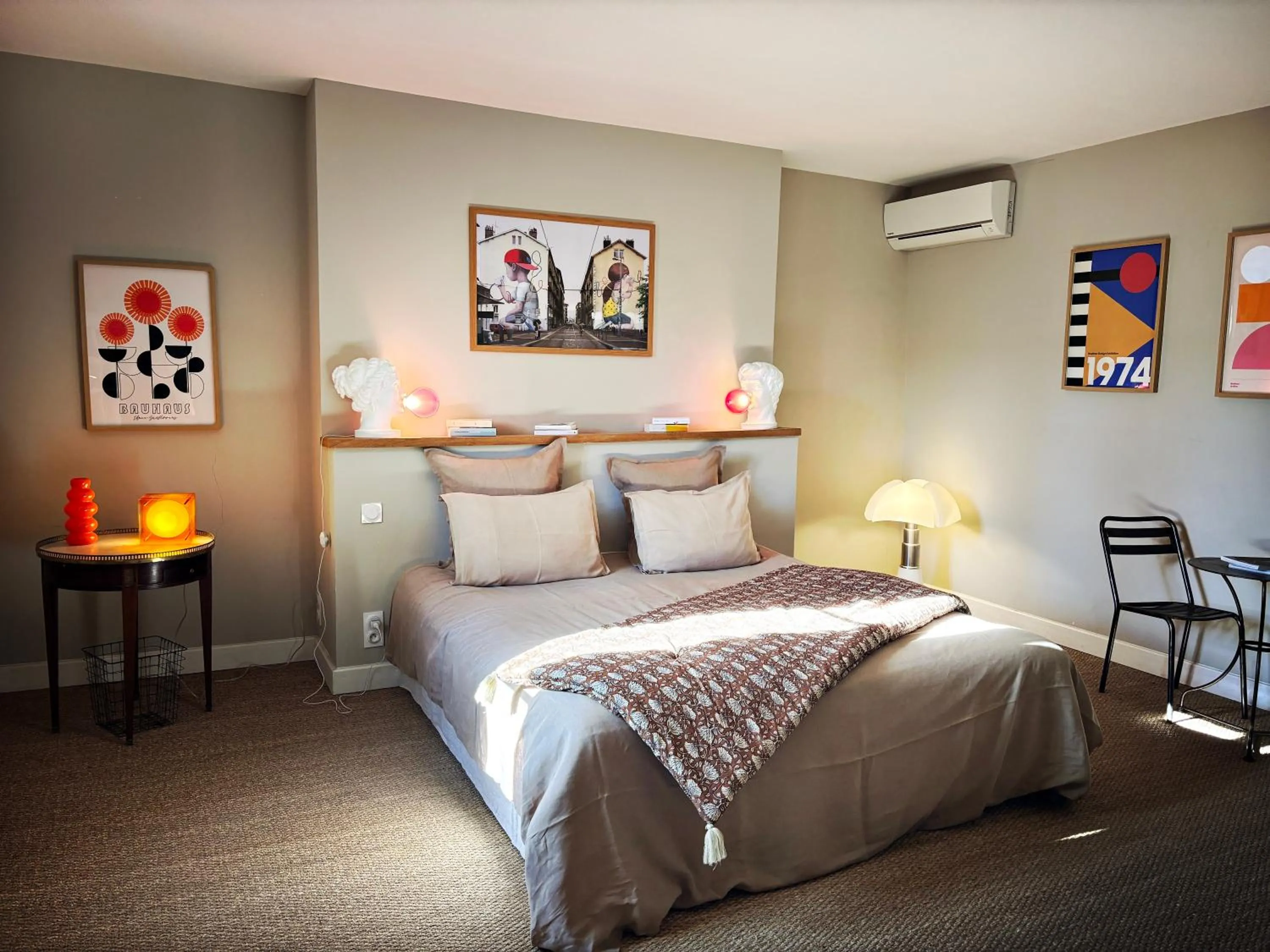 Bedroom, Bed in Merci Papa Merci Maman